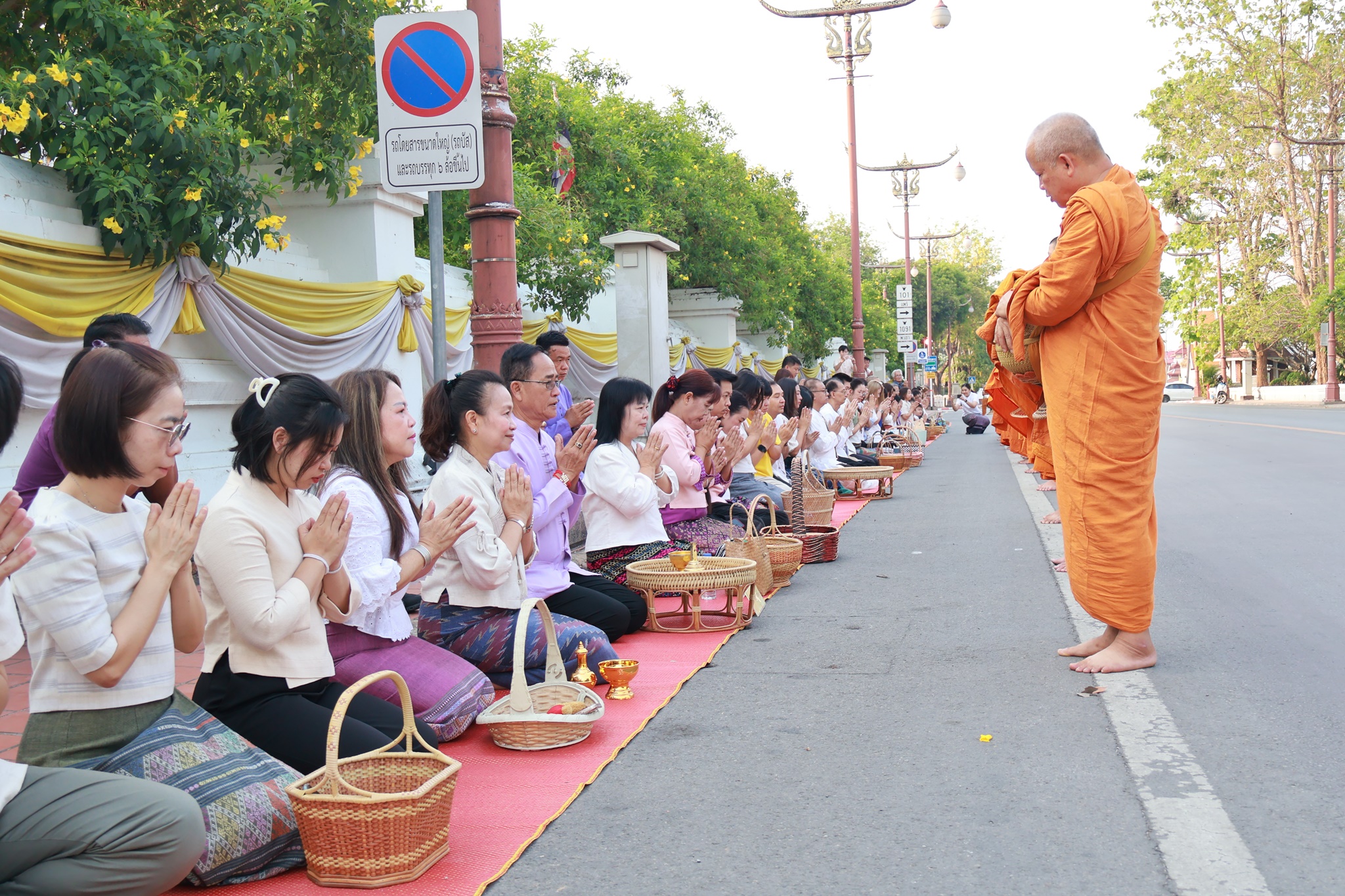 #น่านไม่เนิบ #NAN3FAST พัฒนาชุมชนจังหวัดน่าน ร่วมกิจกรรม “ตักบาตรเติมบุญ หน้าคุ้มหลวงนครน่าน” ส่งเสริมเมืองเก่าสู่มรดกโลก