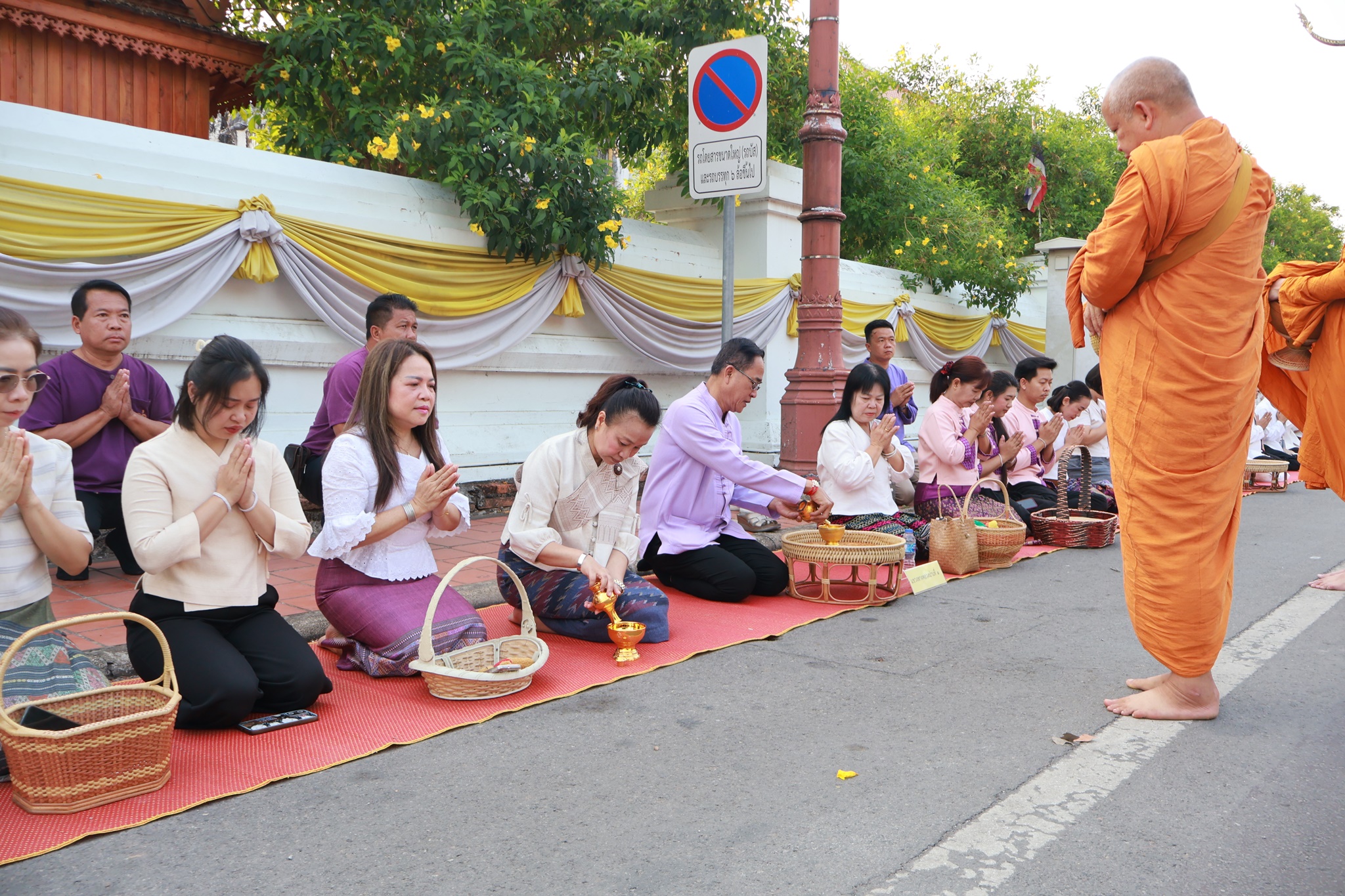#น่านไม่เนิบ #NAN3FAST พัฒนาชุมชนจังหวัดน่าน ร่วมกิจกรรม “ตักบาตรเติมบุญ หน้าคุ้มหลวงนครน่าน” ส่งเสริมเมืองเก่าสู่มรดกโลก
