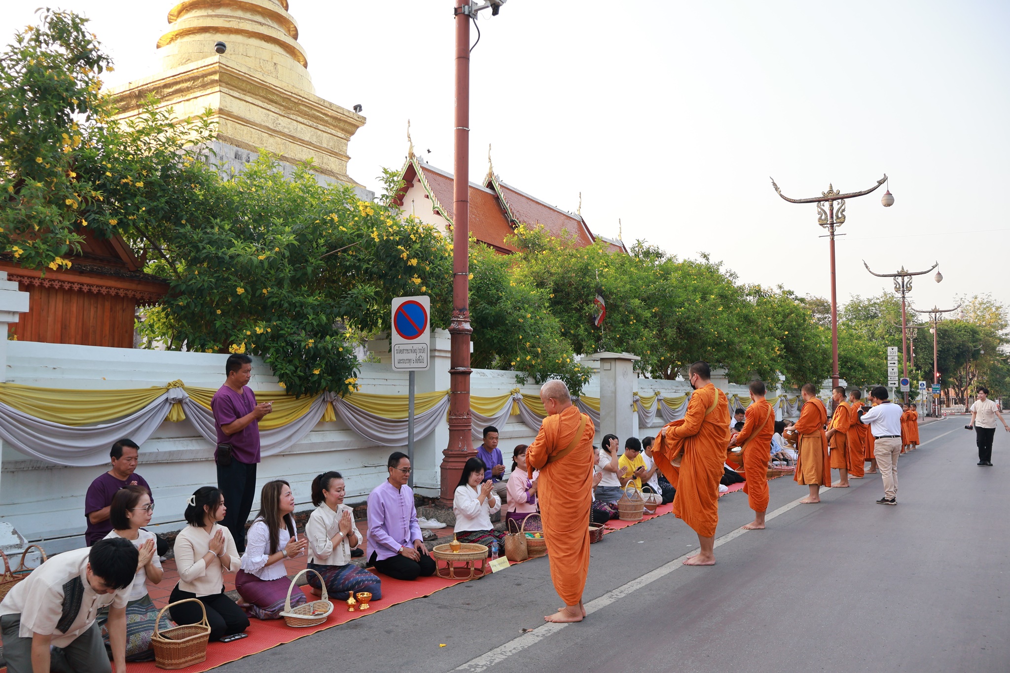 #น่านไม่เนิบ #NAN3FAST พัฒนาชุมชนจังหวัดน่าน ร่วมกิจกรรม “ตักบาตรเติมบุญ หน้าคุ้มหลวงนครน่าน” ส่งเสริมเมืองเก่าสู่มรดกโลก