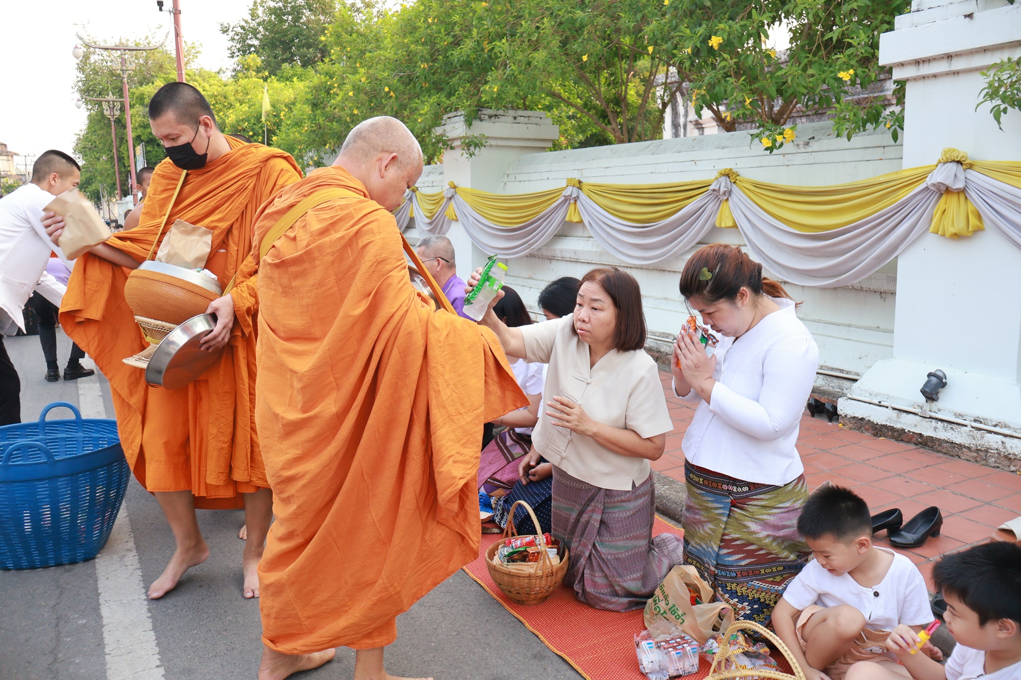 #น่านไม่เนิบ #NAN3FAST พัฒนาชุมชนจังหวัดน่าน ร่วมกิจกรรม “ตักบาตรเติมบุญ หน้าคุ้มหลวงนครน่าน” ส่งเสริมเมืองเก่าสู่มรดกโลก