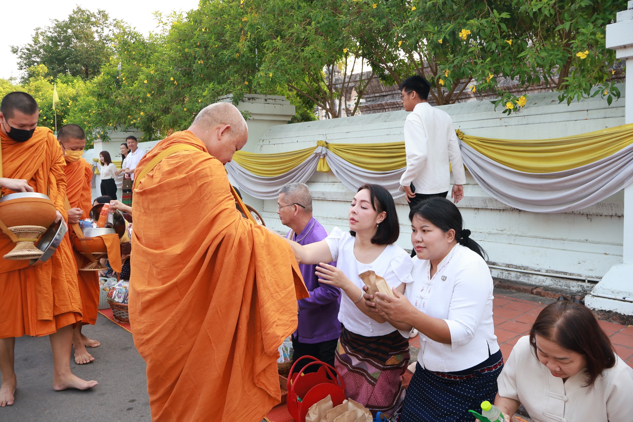 #น่านไม่เนิบ #NAN3FAST พัฒนาชุมชนจังหวัดน่าน ร่วมกิจกรรม “ตักบาตรเติมบุญ หน้าคุ้มหลวงนครน่าน” ส่งเสริมเมืองเก่าสู่มรดกโลก