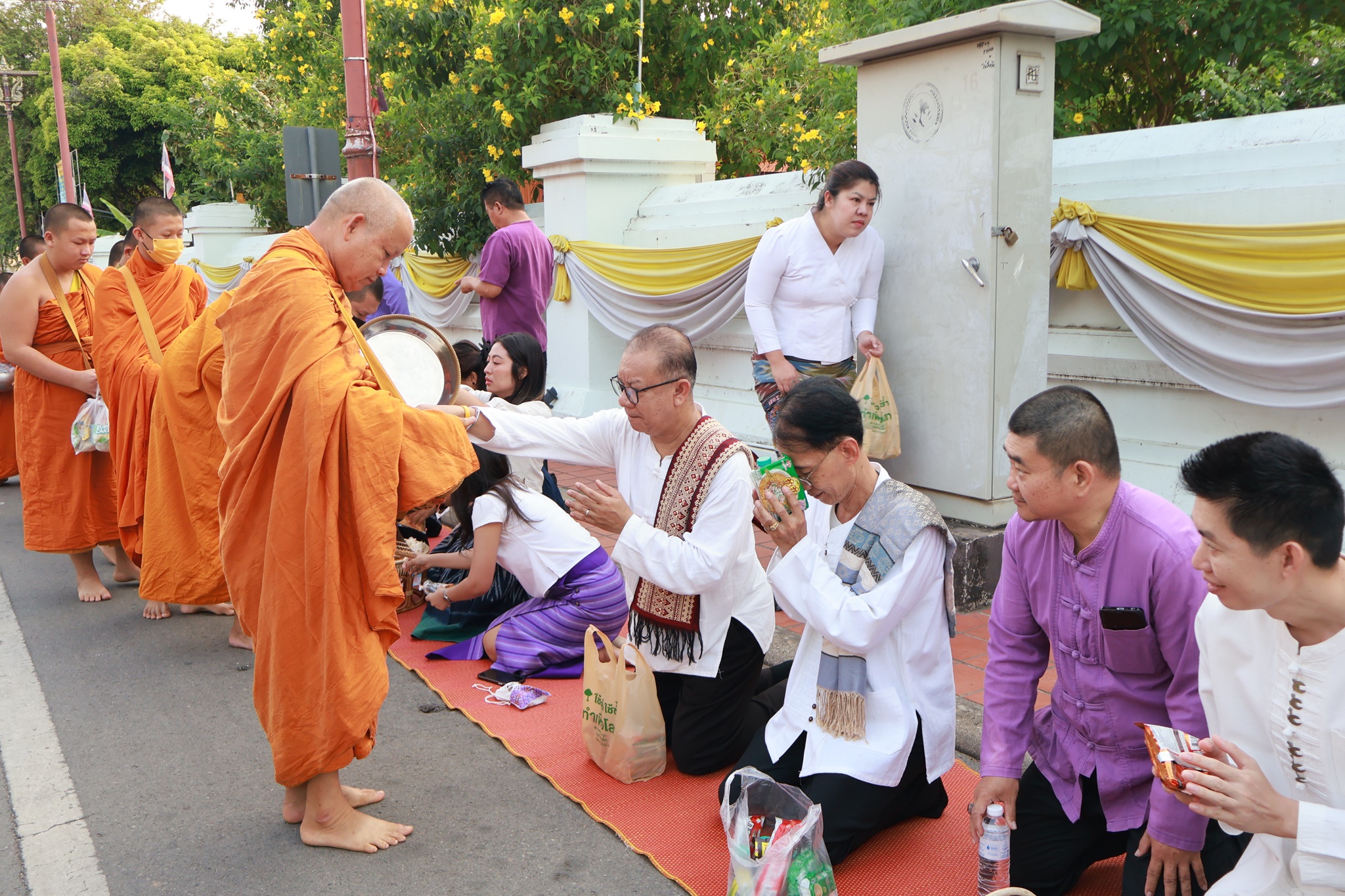 #น่านไม่เนิบ #NAN3FAST พัฒนาชุมชนจังหวัดน่าน ร่วมกิจกรรม “ตักบาตรเติมบุญ หน้าคุ้มหลวงนครน่าน” ส่งเสริมเมืองเก่าสู่มรดกโลก