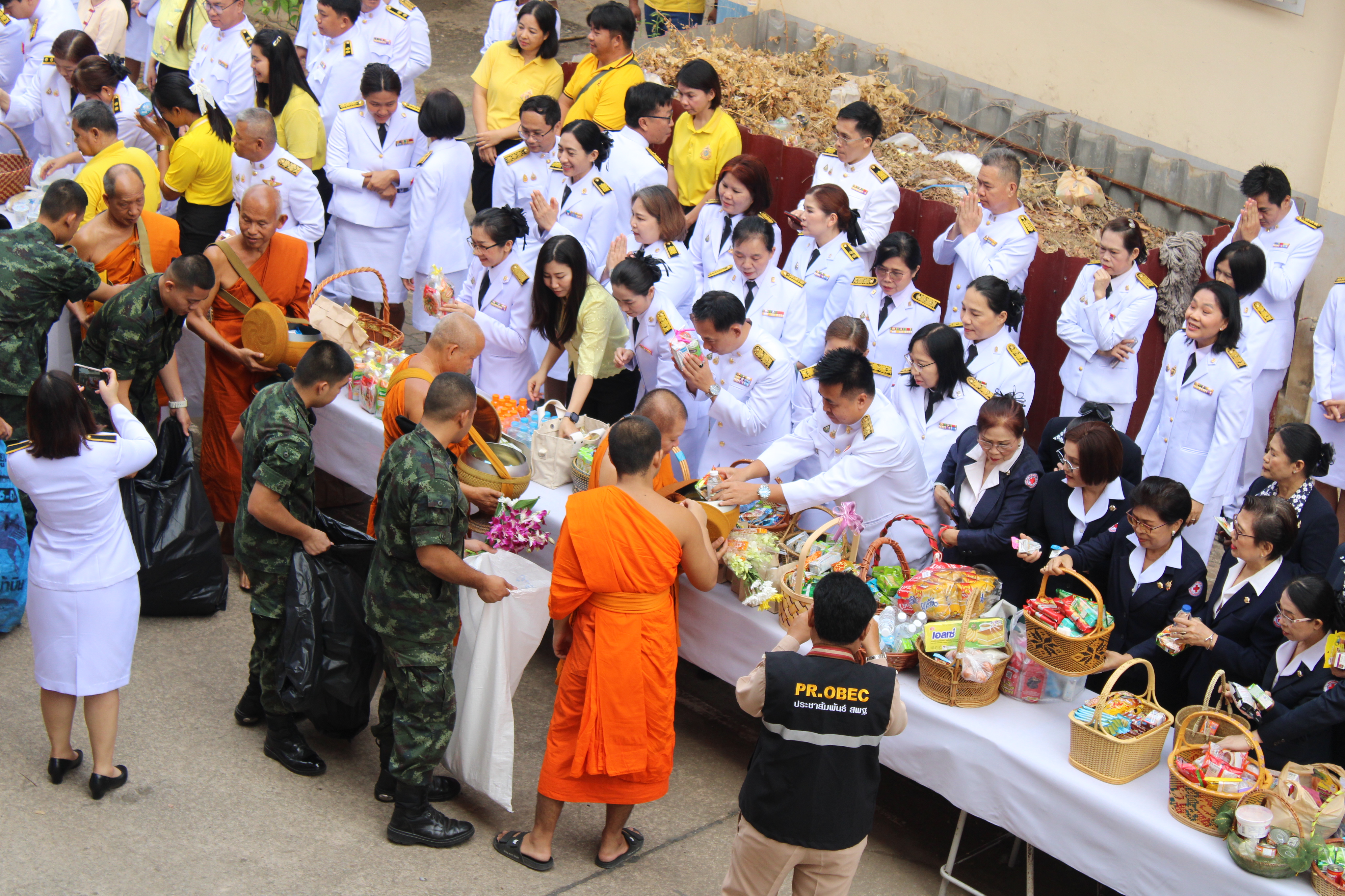 #น่านไม่เนิบ#NAN3FAST พัฒนาชุมชนน่าน ร่วมประกอบพิธีสวดเจริญพระพุทธมนต์ พิธีทำบุญตักบาตรถวายพระราชกุศล และพิธีถวายราชสักการะ เนื่องในวันพระบาทสมเด็จพระพุทธยอดฟ้าจุฬาโลกมหาราช และวันที่ระลึกมหาจักรีบรมราชวงศ์ “วันจักรี” 6 เมษายน 2568