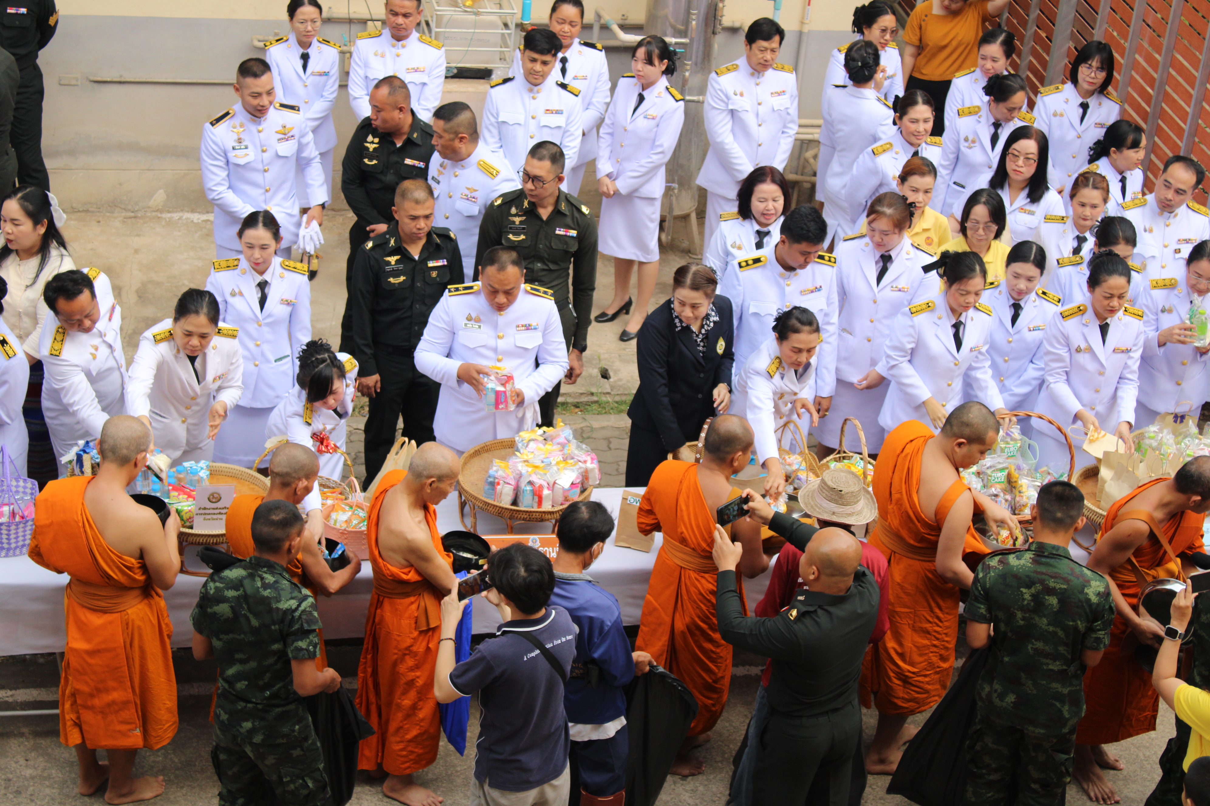 #น่านไม่เนิบ#NAN3FAST พัฒนาชุมชนน่าน ร่วมประกอบพิธีสวดเจริญพระพุทธมนต์ พิธีทำบุญตักบาตรถวายพระราชกุศล และพิธีถวายราชสักการะ เนื่องในวันพระบาทสมเด็จพระพุทธยอดฟ้าจุฬาโลกมหาราช และวันที่ระลึกมหาจักรีบรมราชวงศ์ “วันจักรี” 6 เมษายน 2568