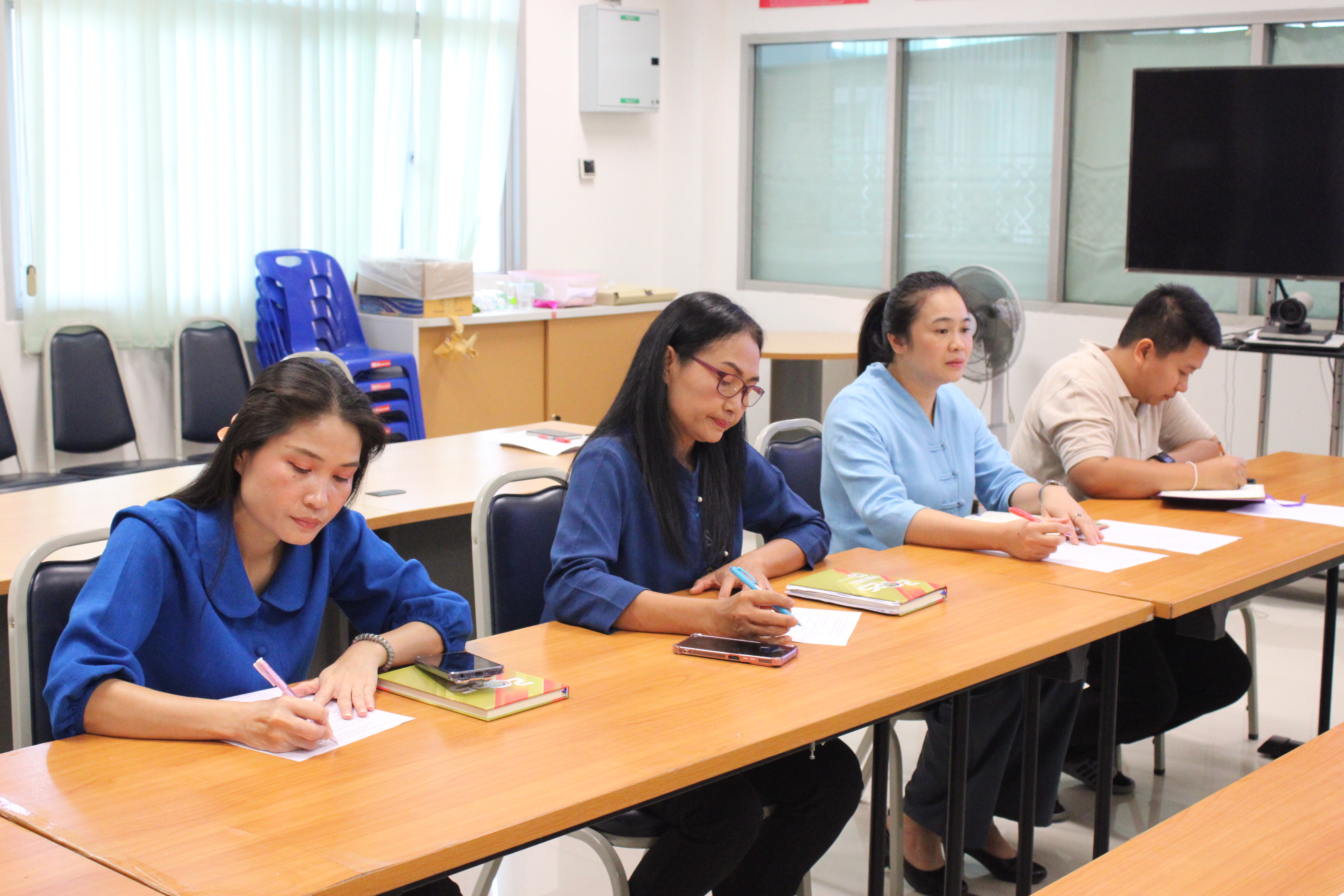 #น่านไม่เนิบ#NAN3FAST พช.น่าน ประชุมเตรียมความพร้อมพิธีมอบแบบผ้าลายพระราชทาน “ผ้าลายสิริราชพัสตราภรณ์”