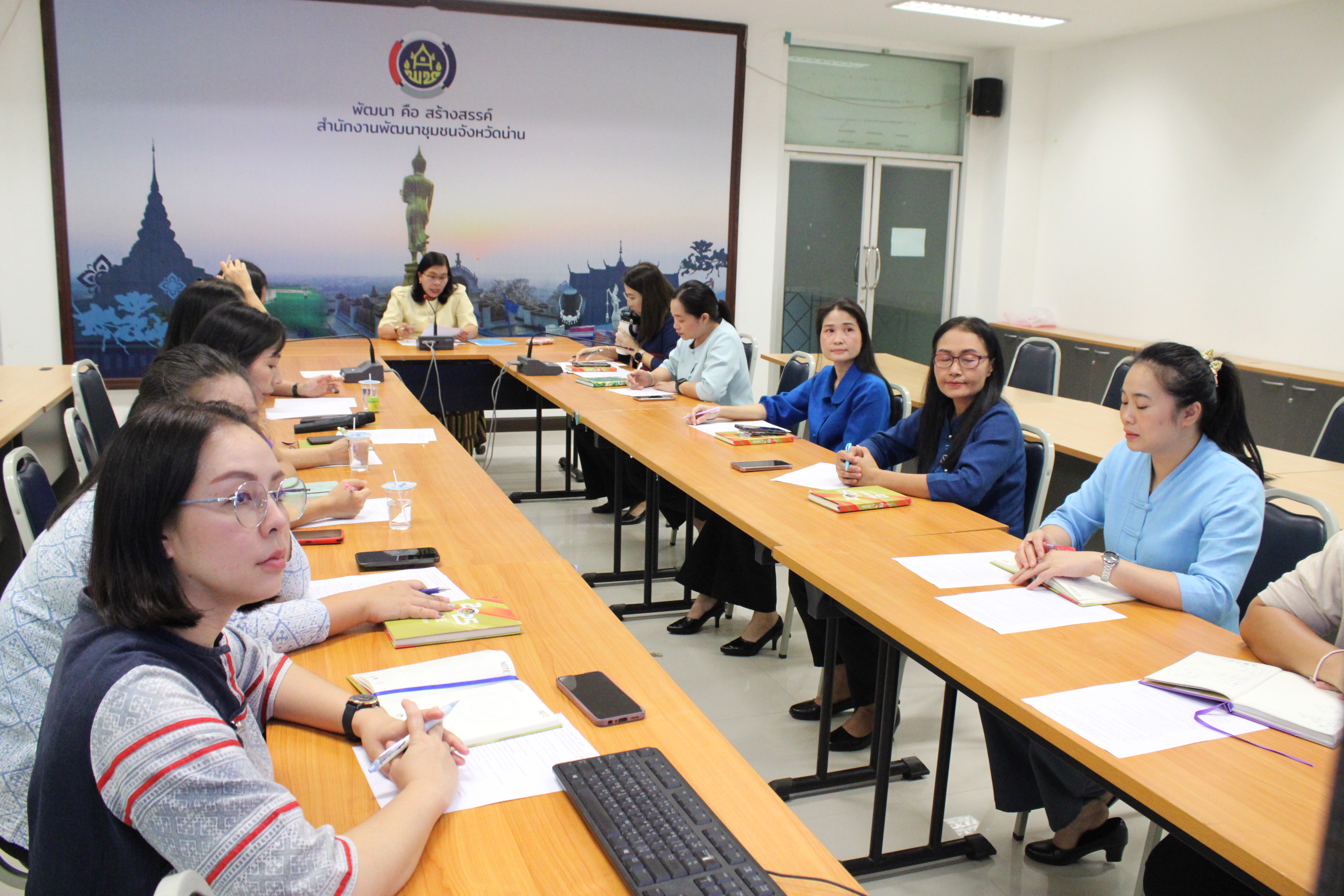 #น่านไม่เนิบ#NAN3FAST พช.น่าน ประชุมเตรียมความพร้อมพิธีมอบแบบผ้าลายพระราชทาน “ผ้าลายสิริราชพัสตราภรณ์”