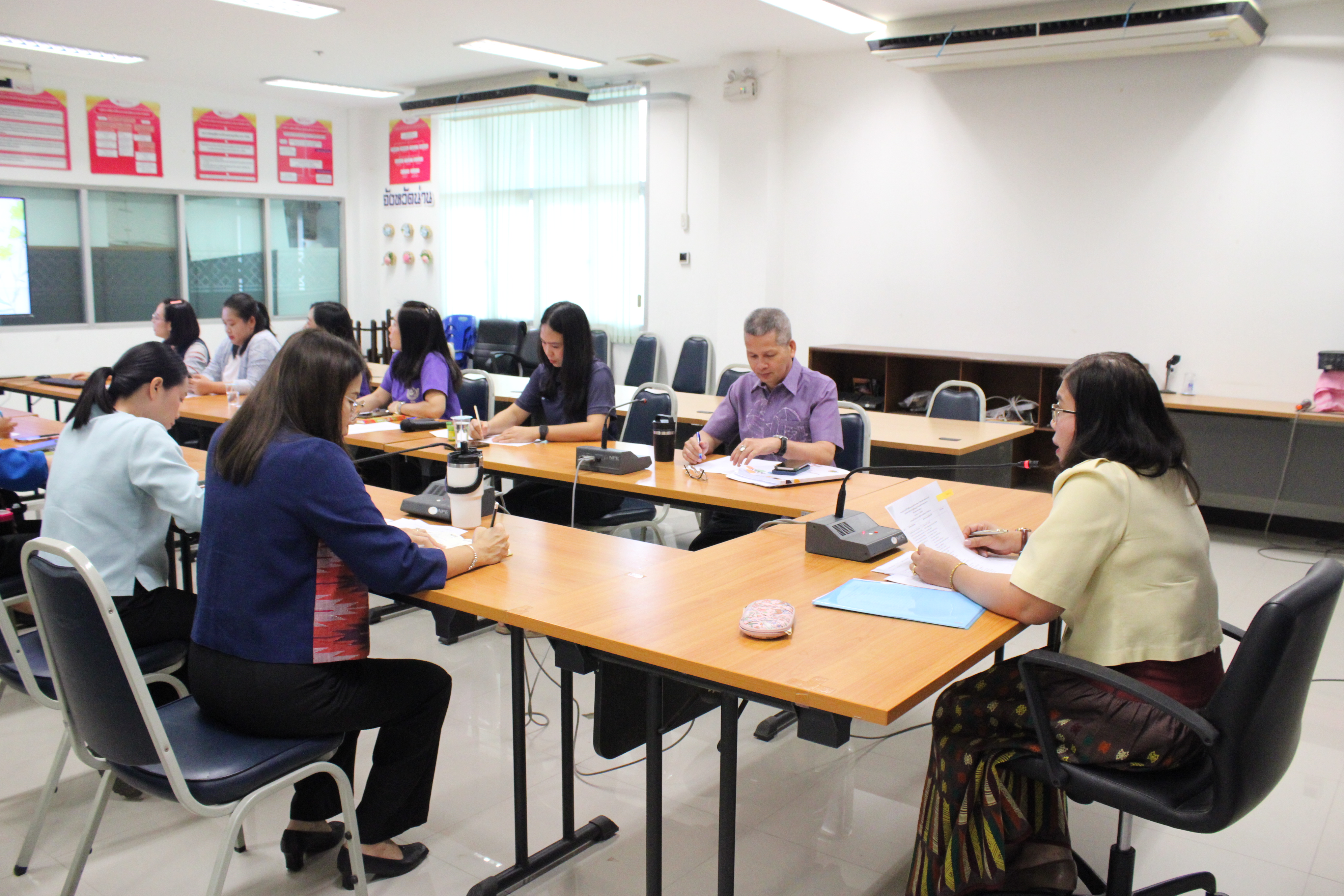 #น่านไม่เนิบ#NAN3FAST พช.น่าน ประชุมเตรียมความพร้อมพิธีมอบแบบผ้าลายพระราชทาน “ผ้าลายสิริราชพัสตราภรณ์”