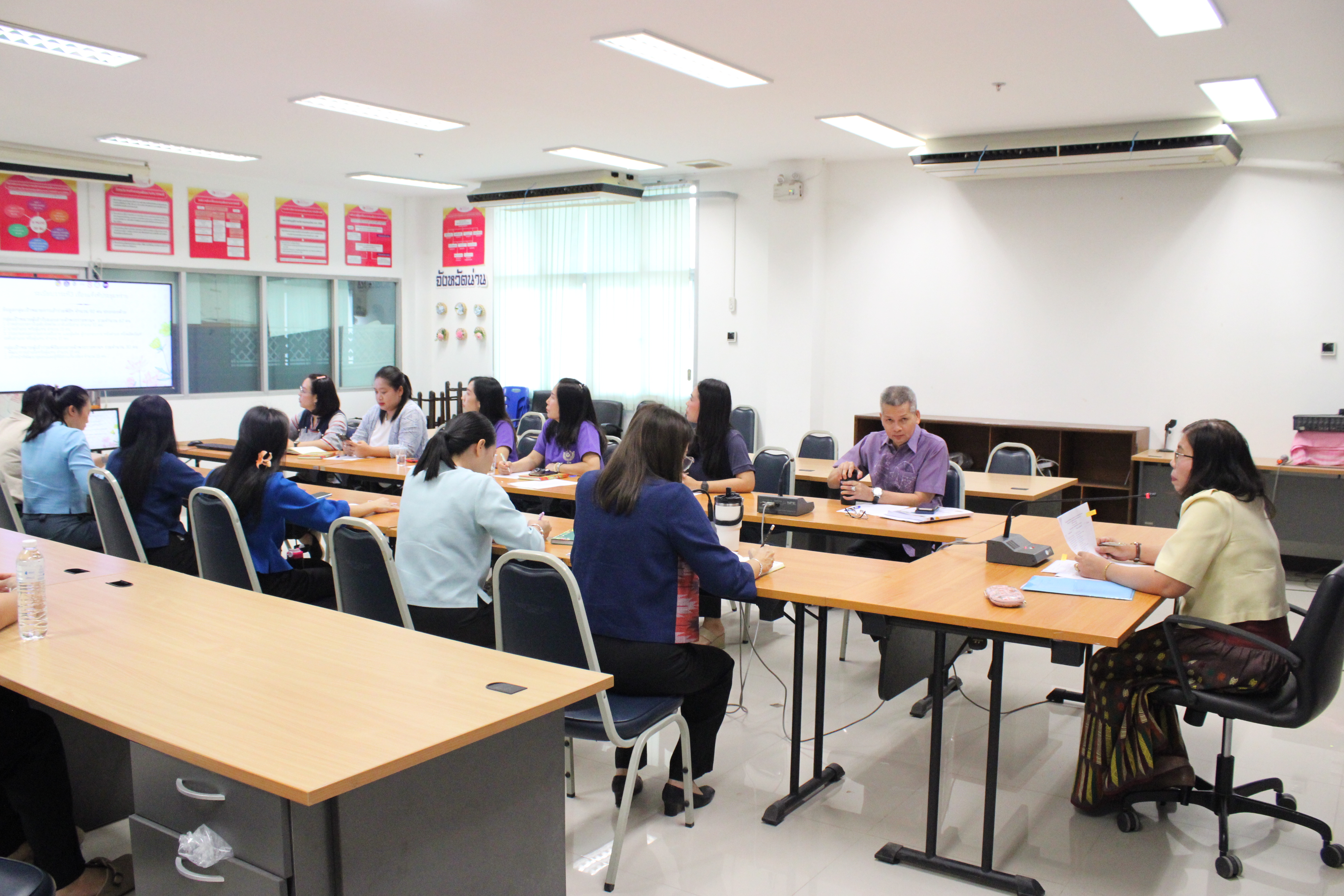 #น่านไม่เนิบ#NAN3FAST พช.น่าน ประชุมเตรียมความพร้อมพิธีมอบแบบผ้าลายพระราชทาน “ผ้าลายสิริราชพัสตราภรณ์”