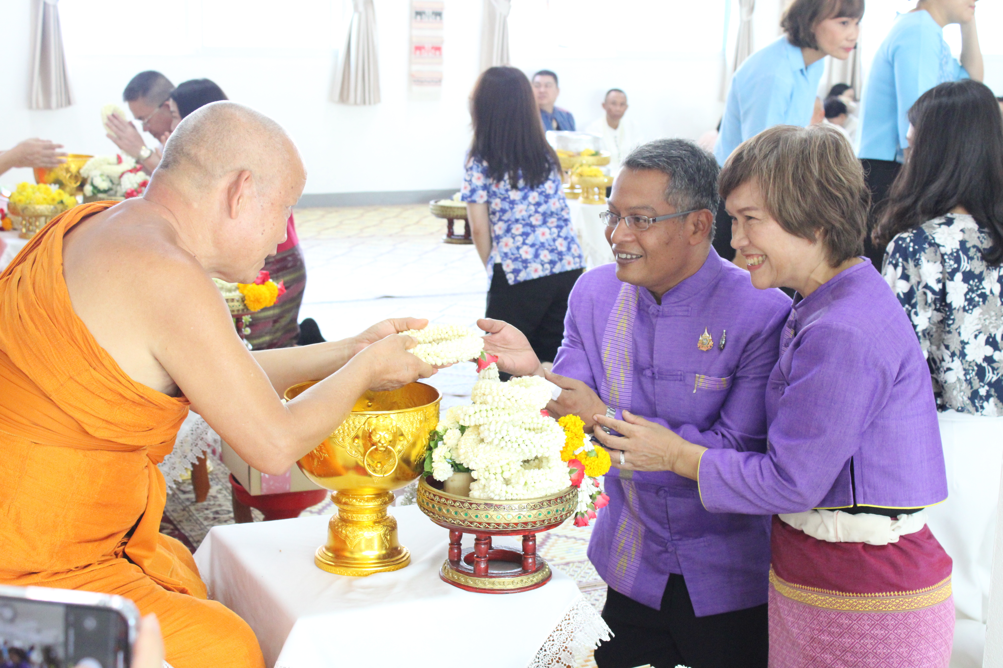 #น่านไม่เนิบ#NAN3FAST พช.น่าน ร่วมพิธีสูมาคารวะ สรงน้ำขอพร เจ้าคณะจังหวัดน่าน และคณะพระเถรานุเถระชั้นผู้ใหญ่จังหวัดน่าน เนื่องในเทศกาลสงกรานต์ ประจำปี 2568