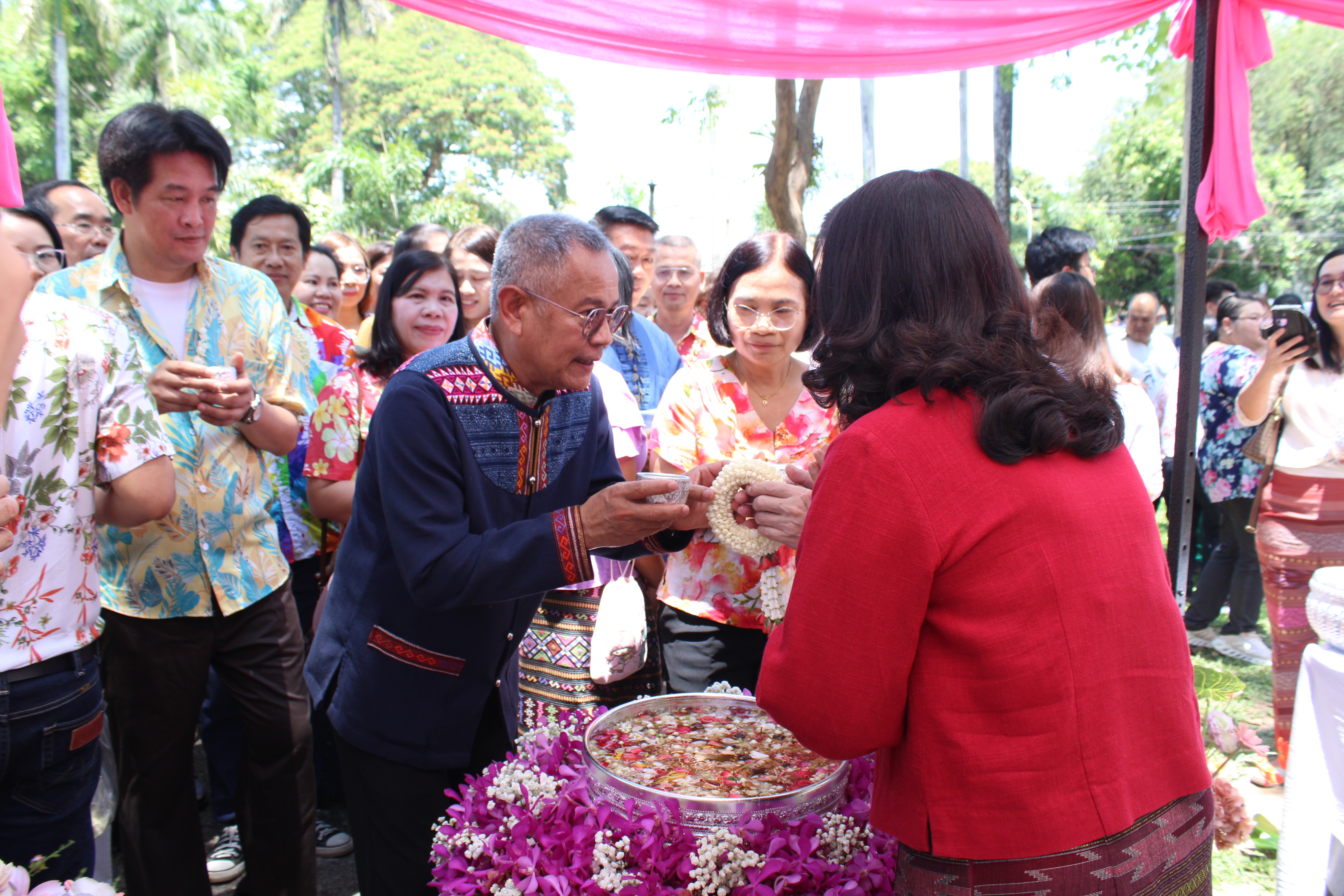 #น่านไม่เนิบ#NAN3FAST พช.น่าน ร่วมพิธีสูมาคารวะรดน้ำดำหัว “ป้อเมืองน่าน” และรองผู้ว่าราชการจังหวัดน่าน เนื่องในเทศกาลสงกรานต์ ประจำปี 2568