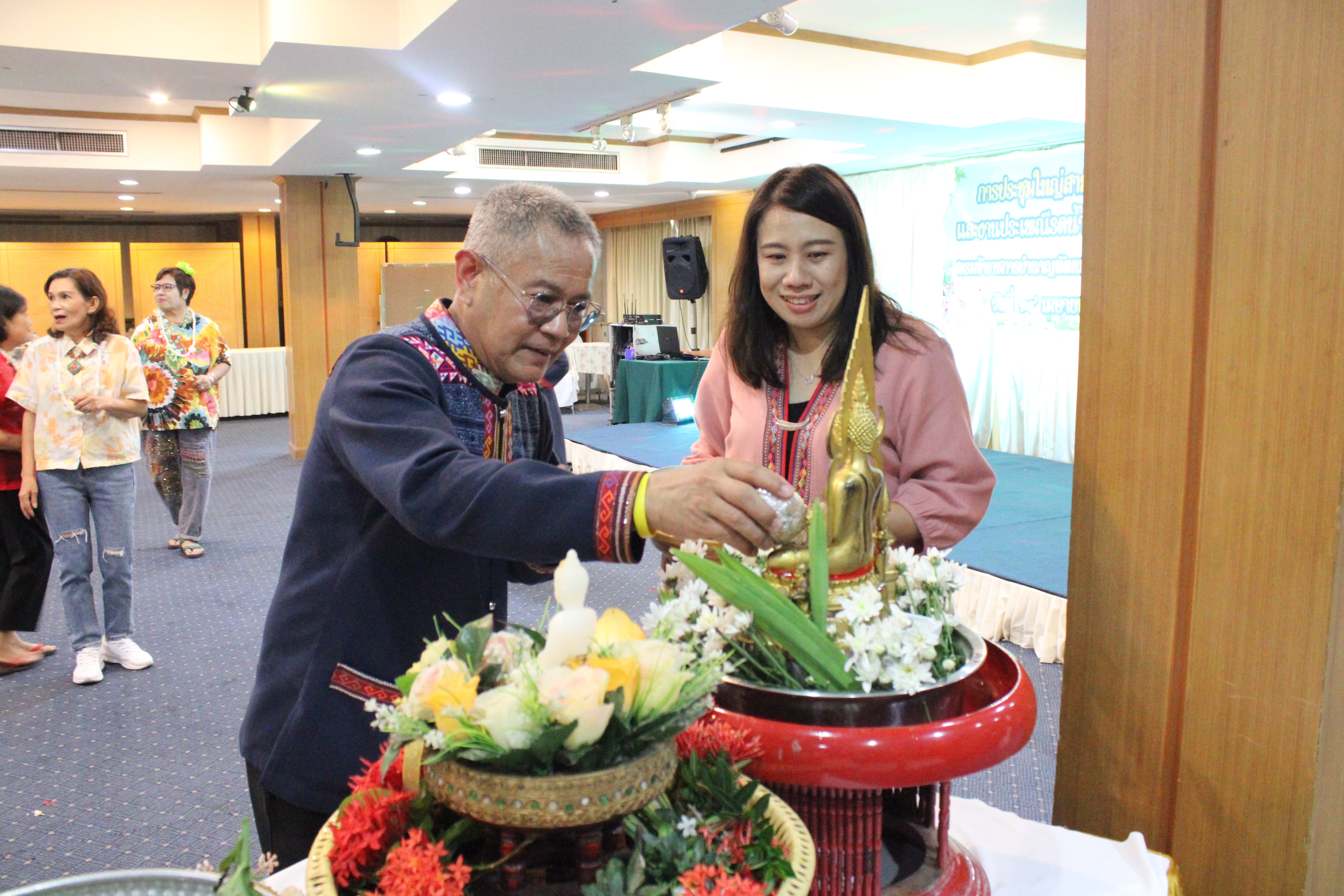 #น่านไม่เนิบ#NAN3FAST พช.น่าน ร่วมรดน้ำดำหัวอดีตพัฒนาการจังหวัดน่าน และข้าราชการบำนาญ สำนักงานพัฒนาชุมชนจังหวัดน่าน สืบสานประเพณีสงกรานต์ล้านนา