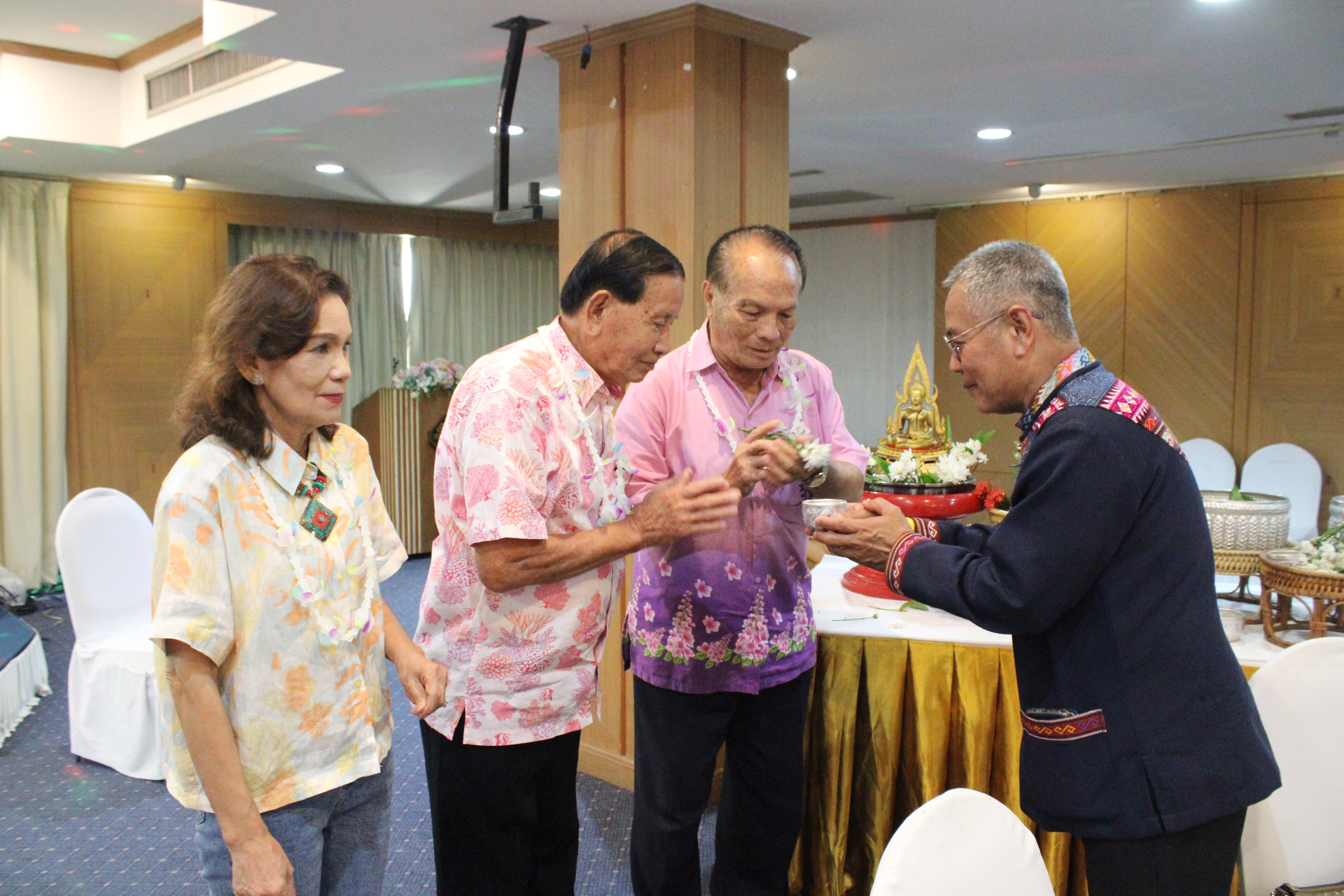 #น่านไม่เนิบ#NAN3FAST พช.น่าน ร่วมรดน้ำดำหัวอดีตพัฒนาการจังหวัดน่าน และข้าราชการบำนาญ สำนักงานพัฒนาชุมชนจังหวัดน่าน สืบสานประเพณีสงกรานต์ล้านนา