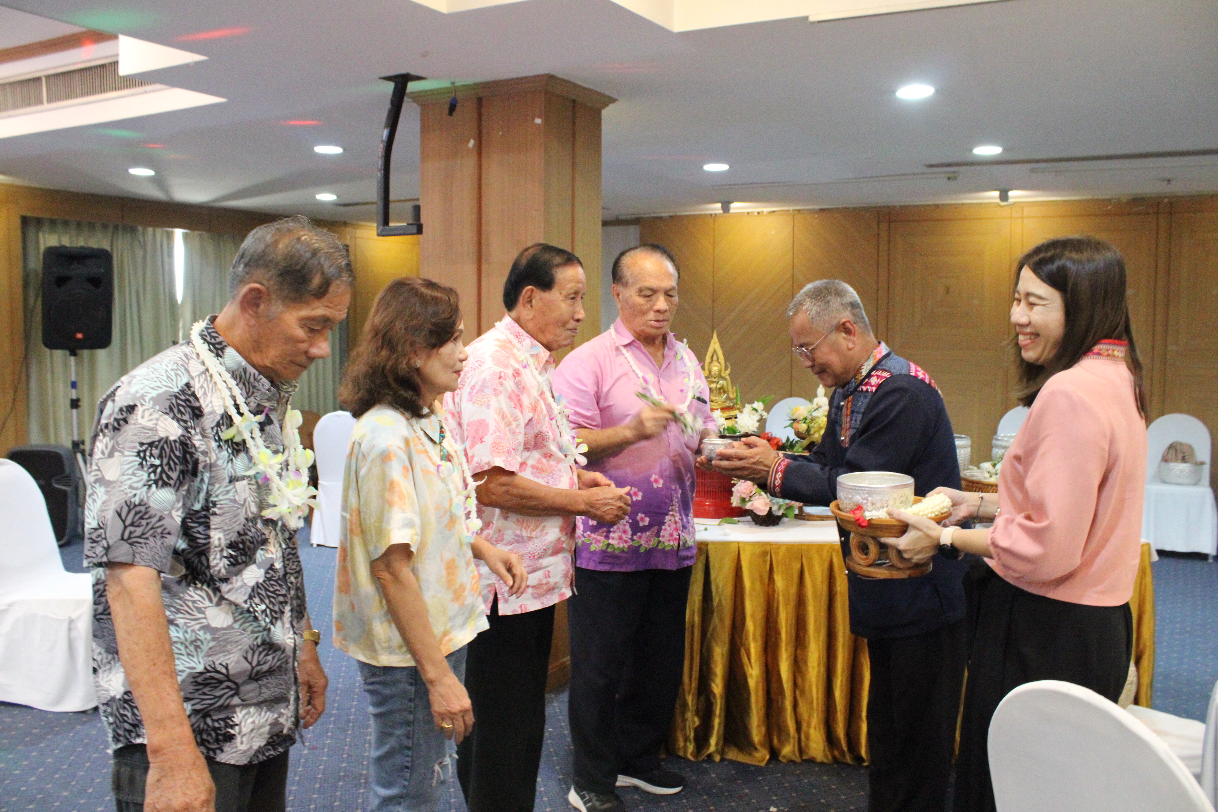 #น่านไม่เนิบ#NAN3FAST พช.น่าน ร่วมรดน้ำดำหัวอดีตพัฒนาการจังหวัดน่าน และข้าราชการบำนาญ สำนักงานพัฒนาชุมชนจังหวัดน่าน สืบสานประเพณีสงกรานต์ล้านนา