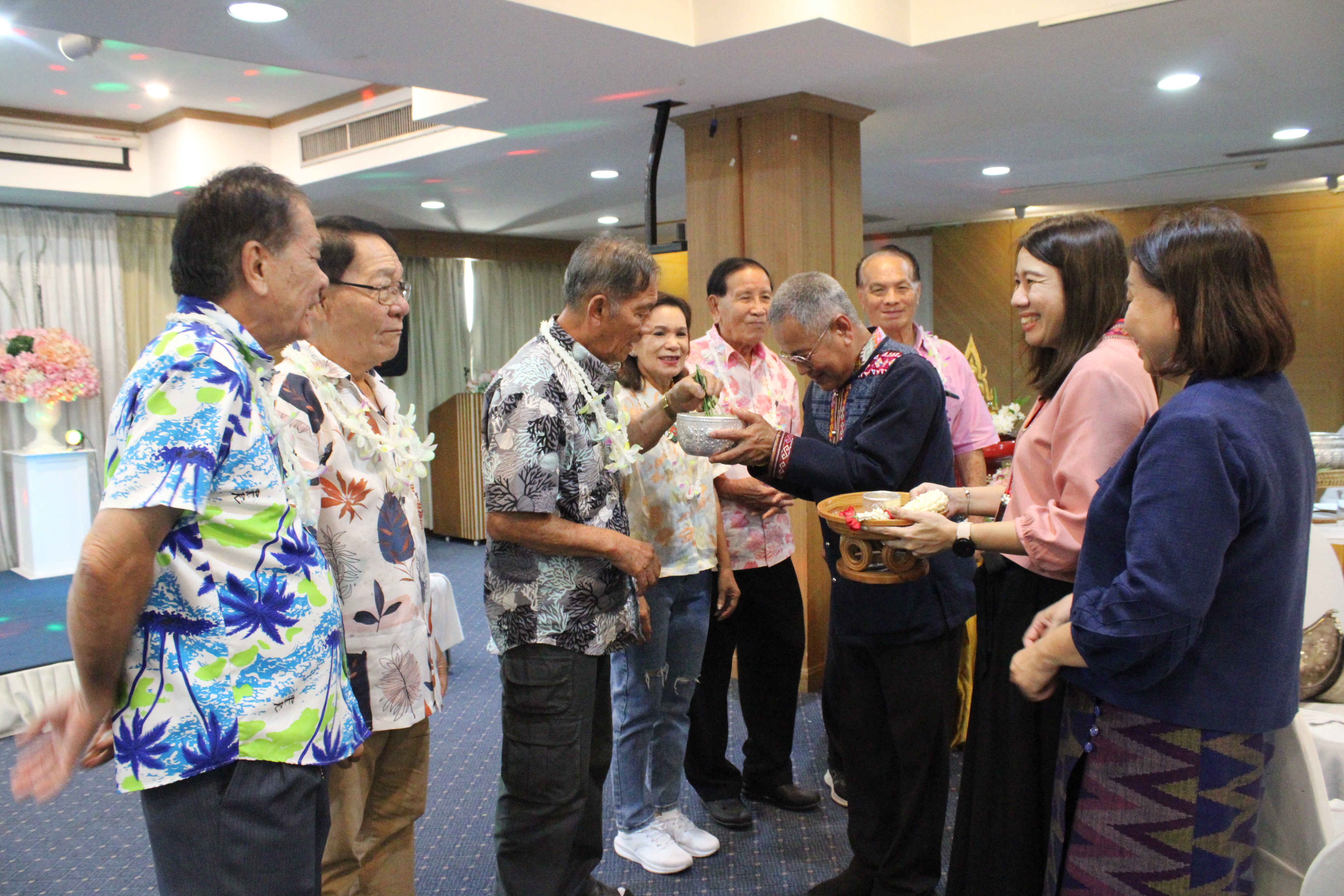 #น่านไม่เนิบ#NAN3FAST พช.น่าน ร่วมรดน้ำดำหัวอดีตพัฒนาการจังหวัดน่าน และข้าราชการบำนาญ สำนักงานพัฒนาชุมชนจังหวัดน่าน สืบสานประเพณีสงกรานต์ล้านนา