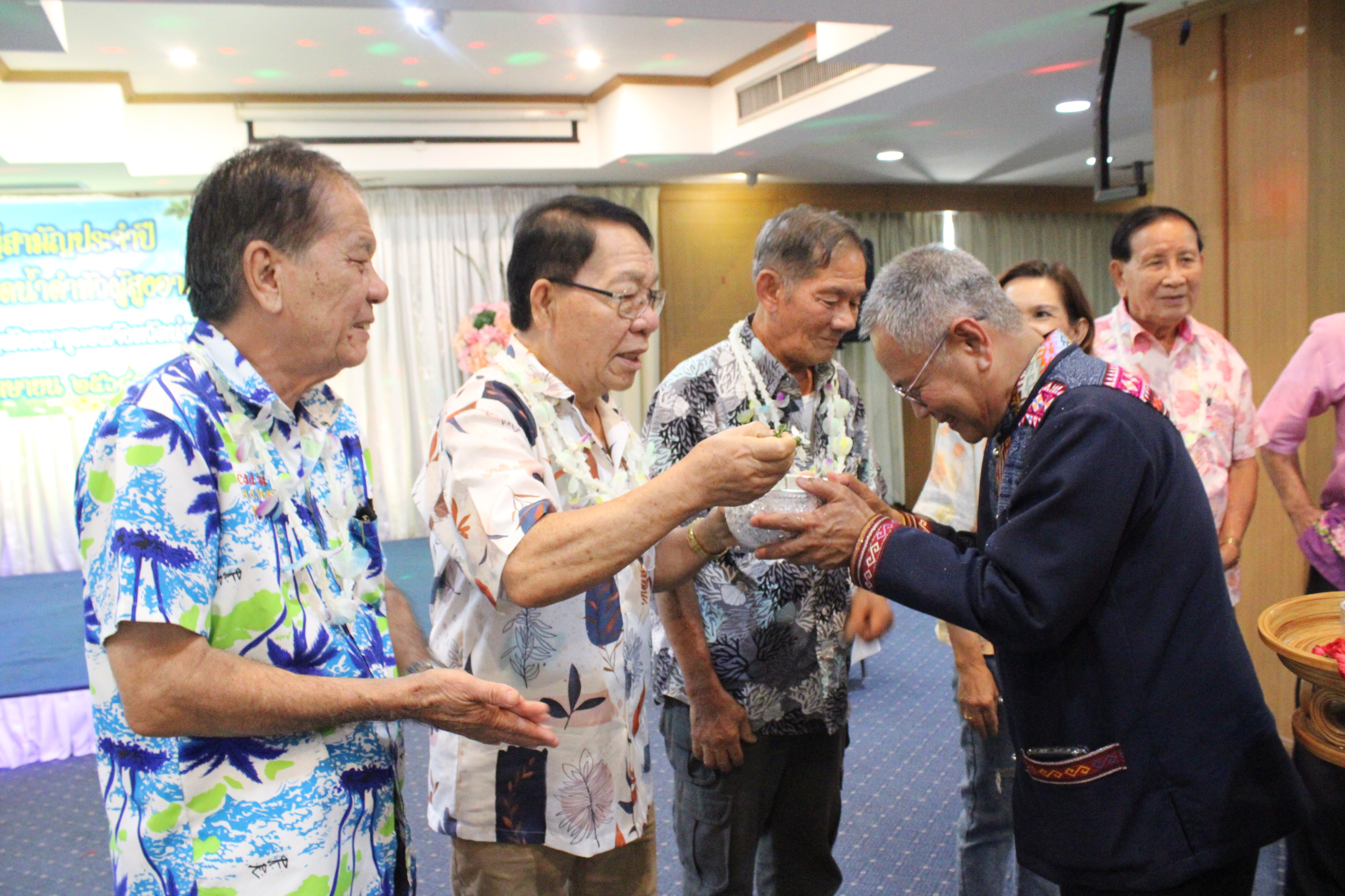 #น่านไม่เนิบ#NAN3FAST พช.น่าน ร่วมรดน้ำดำหัวอดีตพัฒนาการจังหวัดน่าน และข้าราชการบำนาญ สำนักงานพัฒนาชุมชนจังหวัดน่าน สืบสานประเพณีสงกรานต์ล้านนา