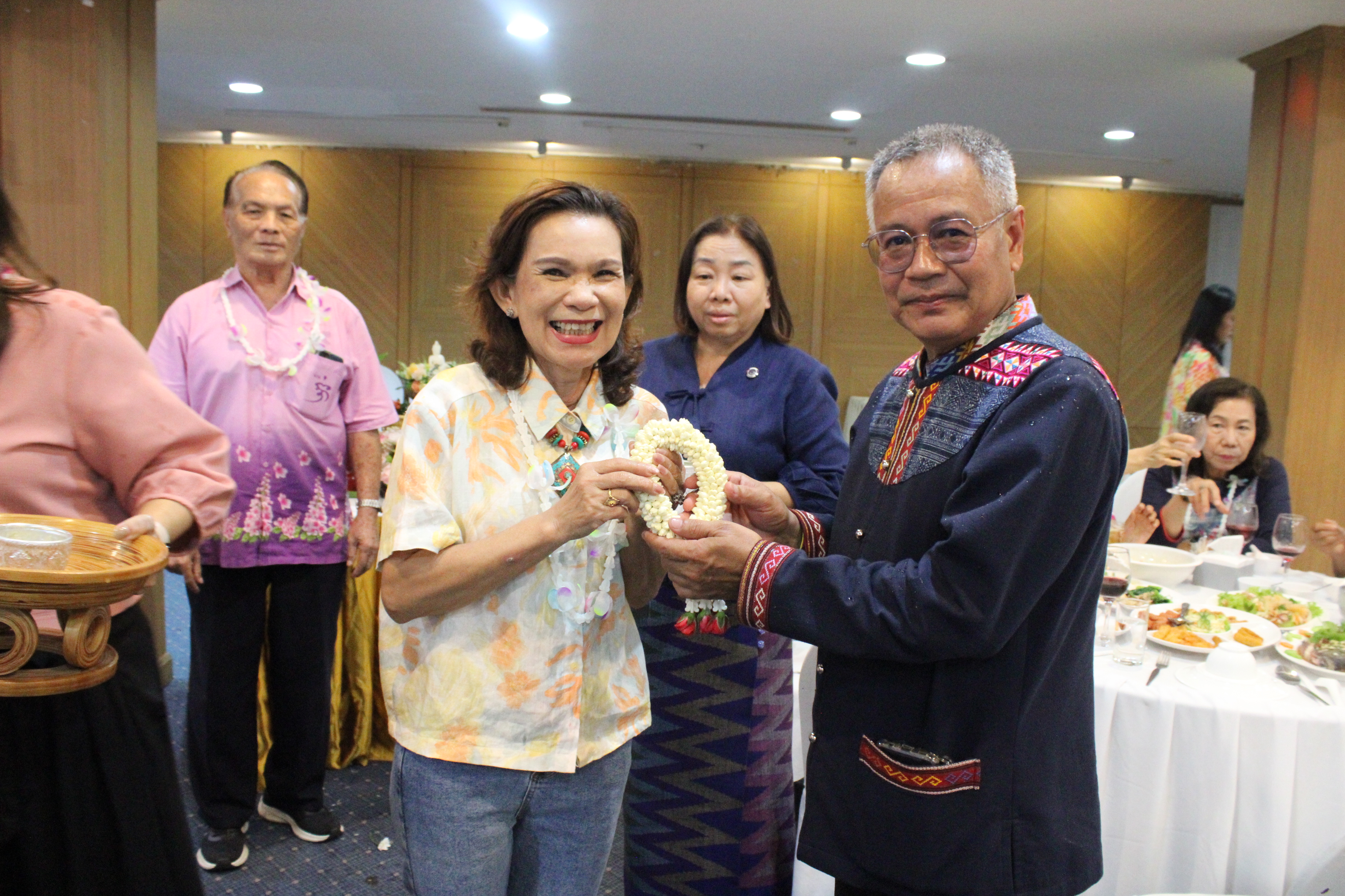 #น่านไม่เนิบ#NAN3FAST พช.น่าน ร่วมรดน้ำดำหัวอดีตพัฒนาการจังหวัดน่าน และข้าราชการบำนาญ สำนักงานพัฒนาชุมชนจังหวัดน่าน สืบสานประเพณีสงกรานต์ล้านนา