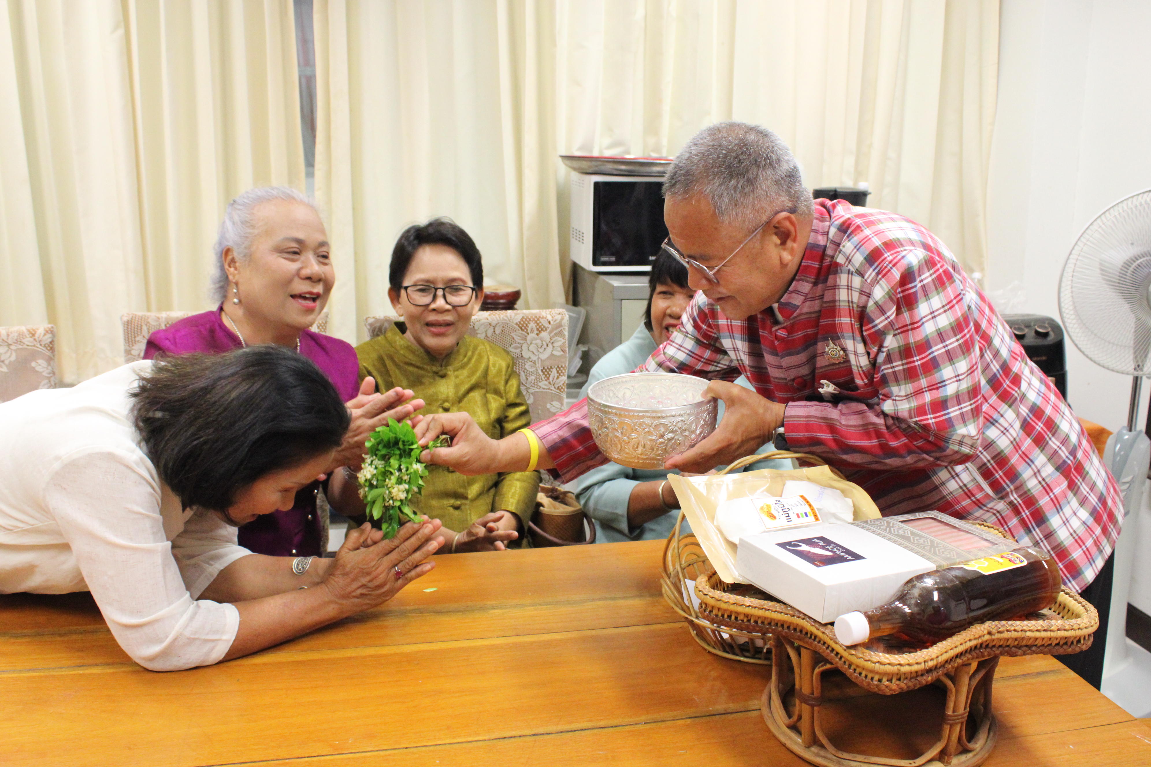 #น่านไม่เนิบ #NAN3FAST เครือข่าย OTOP จังหวัดน่าน รดน้ำดำหัวขอพรพัฒนาการจังหวัดน่าน เนื่องในเทศกาลสงกรานต์และปีใหม่เมือง ประจำปี 2568