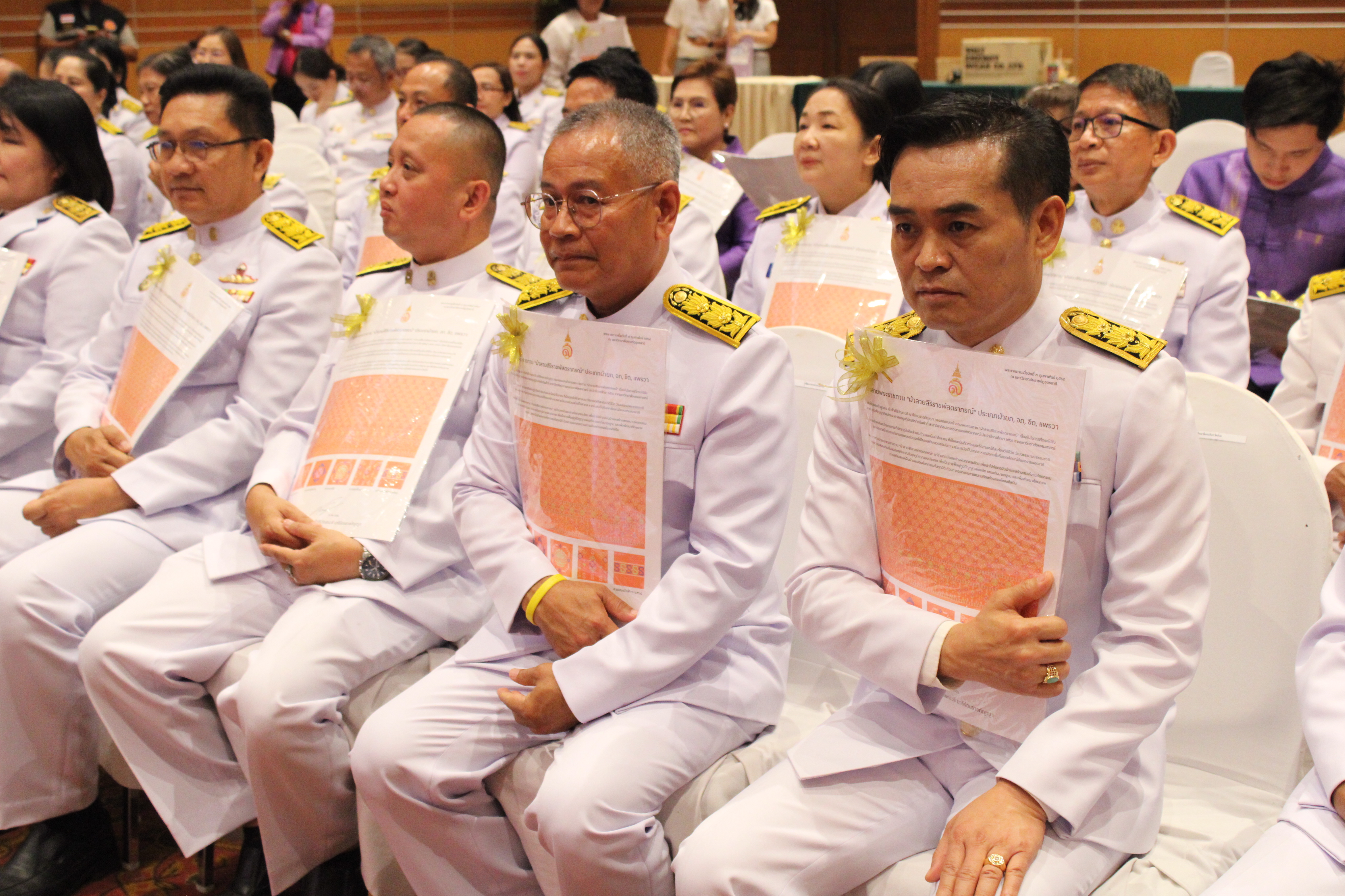 #น่านไม่เนิบ #NAN3FAST จังหวัดน่าน จัดพิธีมอบแบบลายผ้าพระราชทาน “ผ้าลายสิริราชพัสตราภรณ์” สืบสานและส่งเสริมภูมิปัญญาผ้าไทย ยกระดับหัตถศิลป์ไทยสู่มาตรฐานสากล ตามแนวพระดำริของสมเด็จพระเจ้าลูกเธอ เจ้าฟ้าสิริวัณณวรี นารีรัตนราชกัญญา