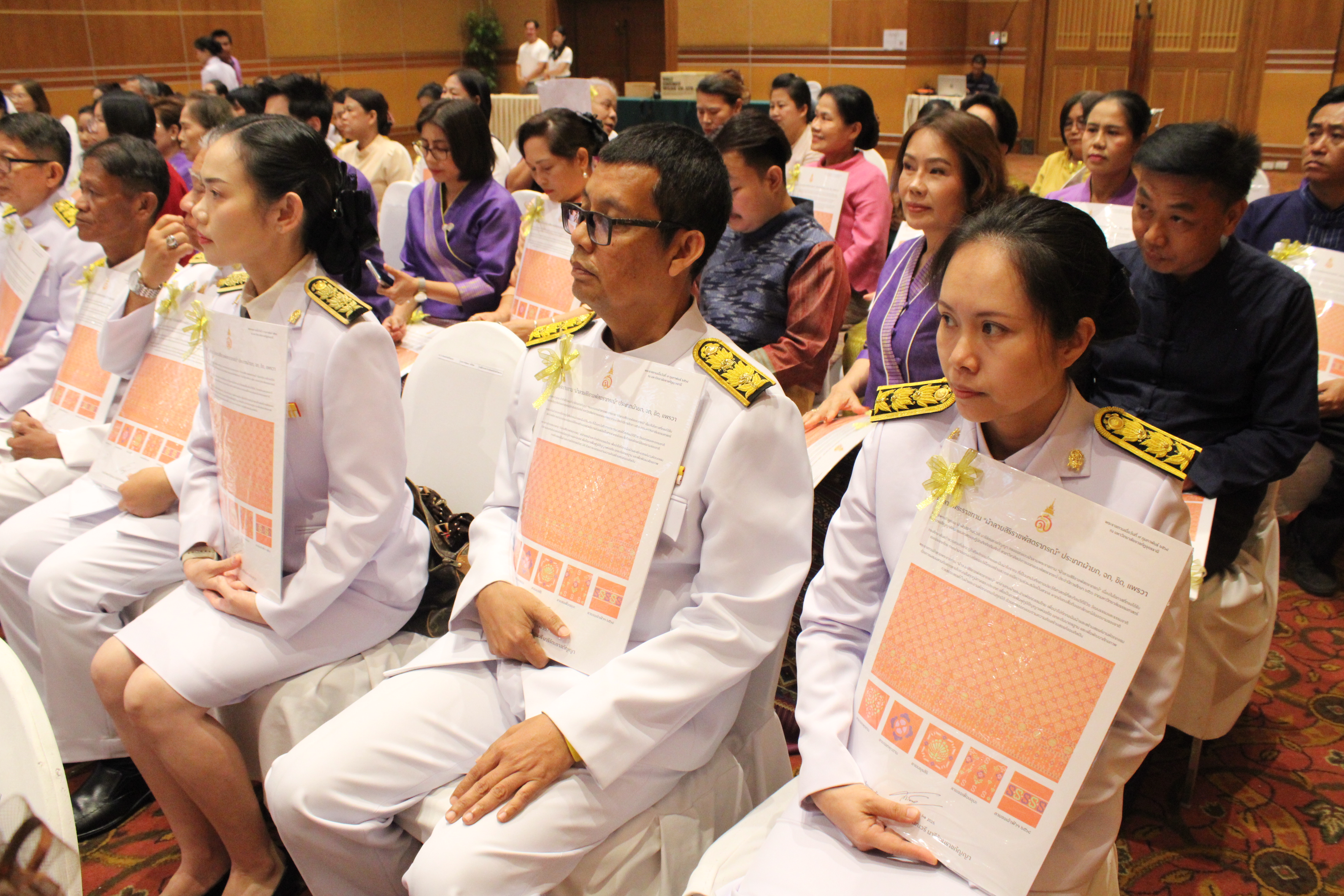 #น่านไม่เนิบ #NAN3FAST จังหวัดน่าน จัดพิธีมอบแบบลายผ้าพระราชทาน “ผ้าลายสิริราชพัสตราภรณ์” สืบสานและส่งเสริมภูมิปัญญาผ้าไทย ยกระดับหัตถศิลป์ไทยสู่มาตรฐานสากล ตามแนวพระดำริของสมเด็จพระเจ้าลูกเธอ เจ้าฟ้าสิริวัณณวรี นารีรัตนราชกัญญา