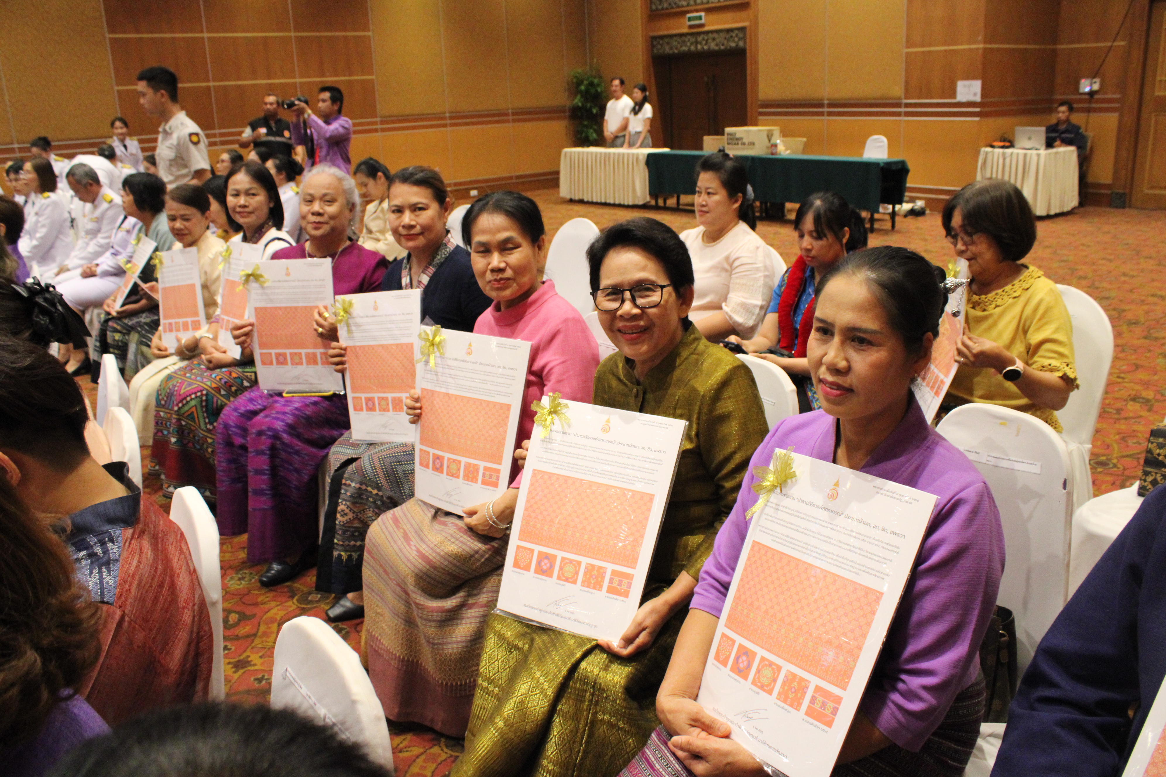 #น่านไม่เนิบ #NAN3FAST จังหวัดน่าน จัดพิธีมอบแบบลายผ้าพระราชทาน “ผ้าลายสิริราชพัสตราภรณ์” สืบสานและส่งเสริมภูมิปัญญาผ้าไทย ยกระดับหัตถศิลป์ไทยสู่มาตรฐานสากล ตามแนวพระดำริของสมเด็จพระเจ้าลูกเธอ เจ้าฟ้าสิริวัณณวรี นารีรัตนราชกัญญา