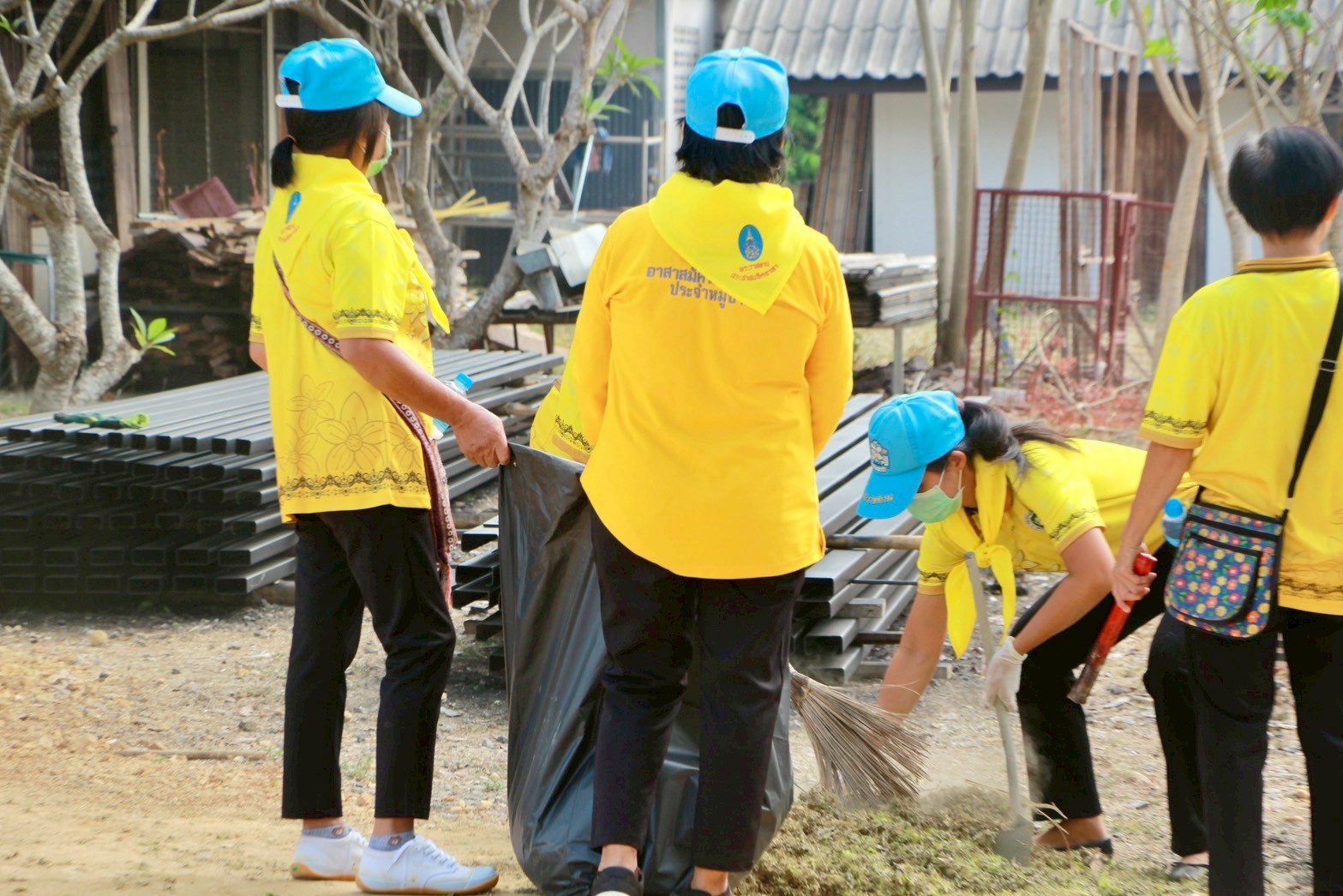 #น่านไม่เนิบ#NAN3FAST พช.น่าน ร่วมกิจกรรมจิตอาสาบำเพ็ญสาธารณประโยชน์และบำเพ็ญสาธารณกุศล เนื่องในวันพระบาทสมเด็จพระพุทธยอดฟ้าจุฬาโลกมหาราช และวันที่ระลึกมหาจักรีบรมราชวงศ์ (วันจักรี) ประจำปี พ.ศ. 2568