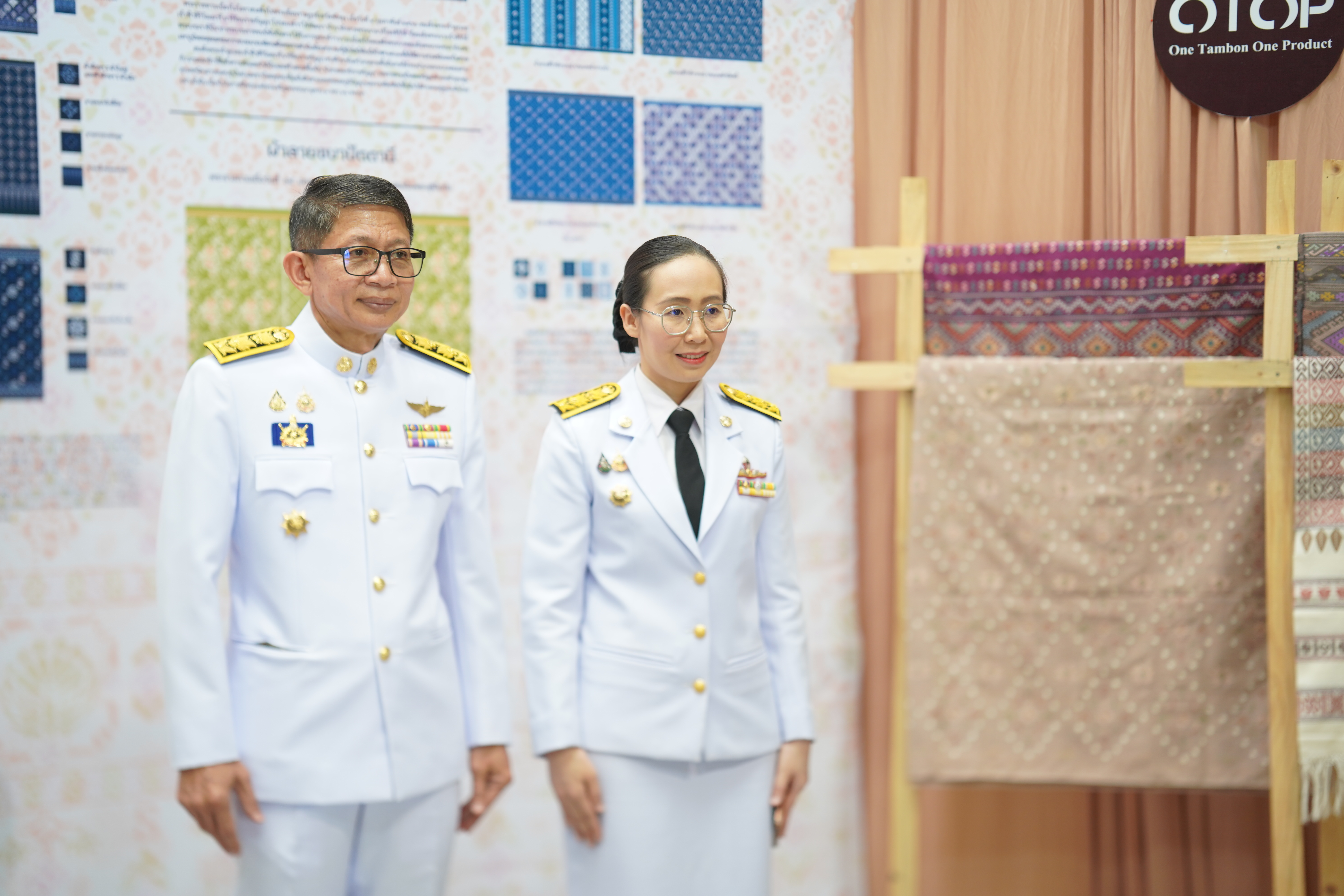 #น่านไม่เนิบ #NAN3FAST จังหวัดน่าน จัดพิธีมอบแบบลายผ้าพระราชทาน “ผ้าลายสิริราชพัสตราภรณ์” สืบสานและส่งเสริมภูมิปัญญาผ้าไทย ยกระดับหัตถศิลป์ไทยสู่มาตรฐานสากล ตามแนวพระดำริของสมเด็จพระเจ้าลูกเธอ เจ้าฟ้าสิริวัณณวรี นารีรัตนราชกัญญา