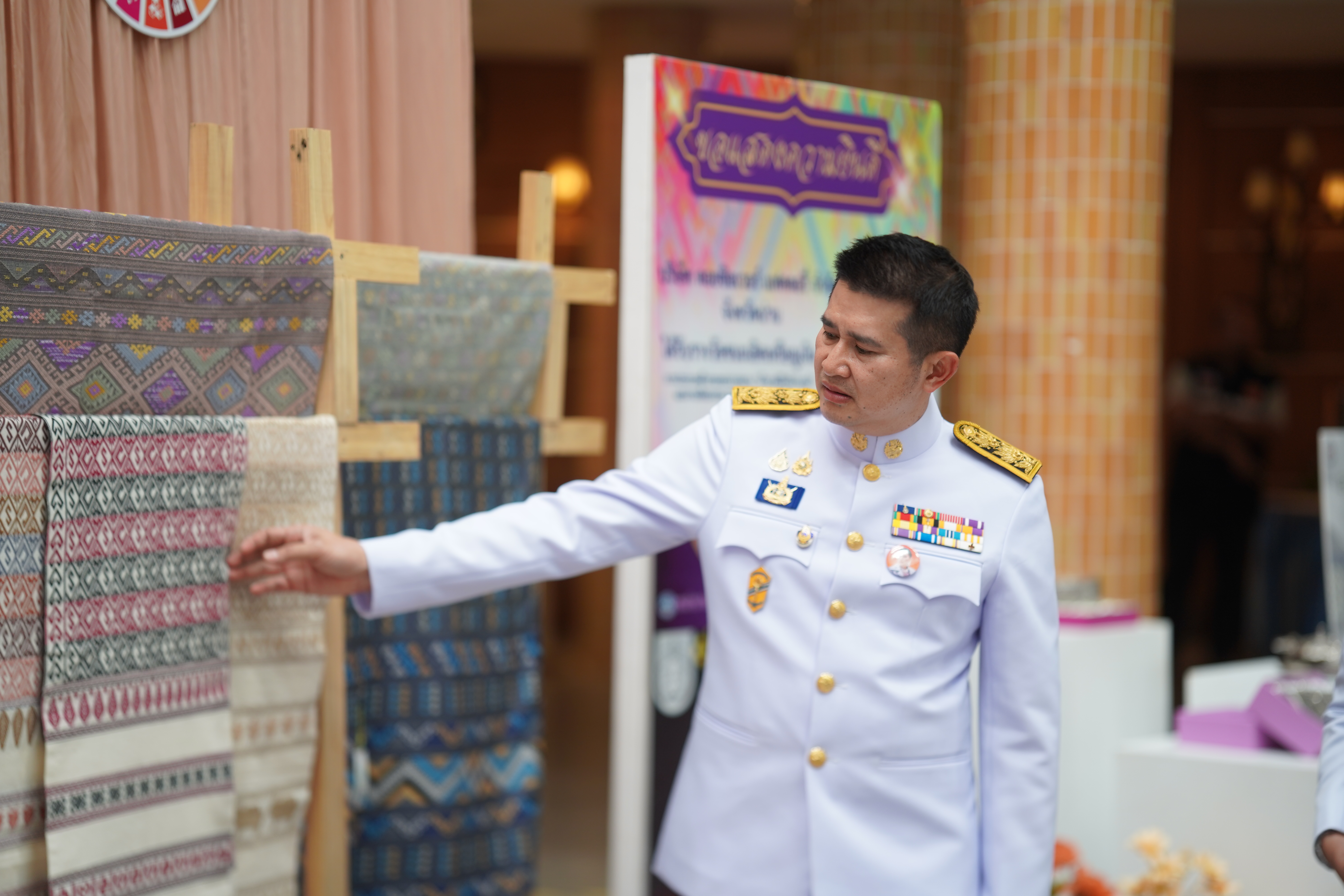 #น่านไม่เนิบ #NAN3FAST จังหวัดน่าน จัดพิธีมอบแบบลายผ้าพระราชทาน “ผ้าลายสิริราชพัสตราภรณ์” สืบสานและส่งเสริมภูมิปัญญาผ้าไทย ยกระดับหัตถศิลป์ไทยสู่มาตรฐานสากล ตามแนวพระดำริของสมเด็จพระเจ้าลูกเธอ เจ้าฟ้าสิริวัณณวรี นารีรัตนราชกัญญา