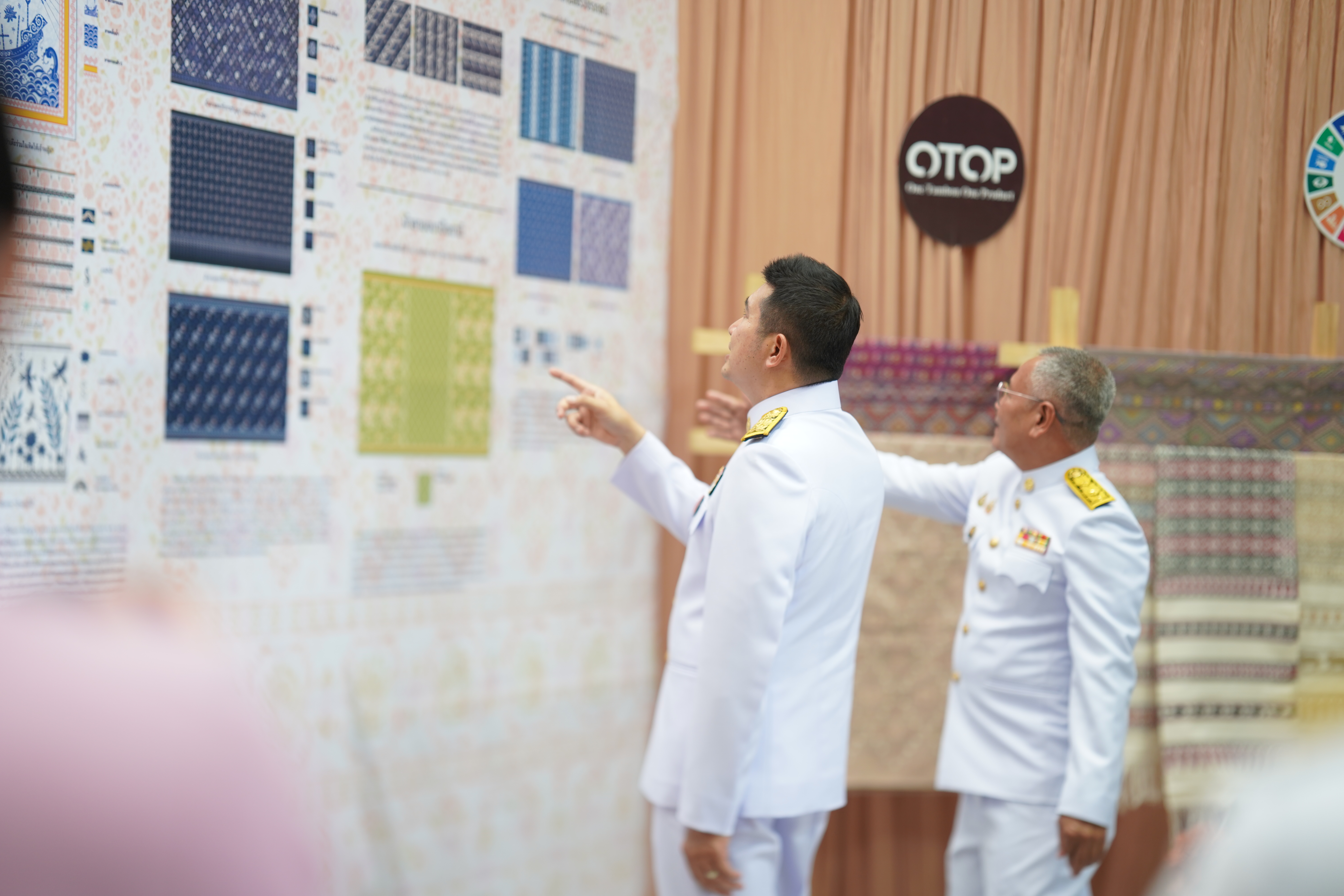 #น่านไม่เนิบ #NAN3FAST จังหวัดน่าน จัดพิธีมอบแบบลายผ้าพระราชทาน “ผ้าลายสิริราชพัสตราภรณ์” สืบสานและส่งเสริมภูมิปัญญาผ้าไทย ยกระดับหัตถศิลป์ไทยสู่มาตรฐานสากล ตามแนวพระดำริของสมเด็จพระเจ้าลูกเธอ เจ้าฟ้าสิริวัณณวรี นารีรัตนราชกัญญา