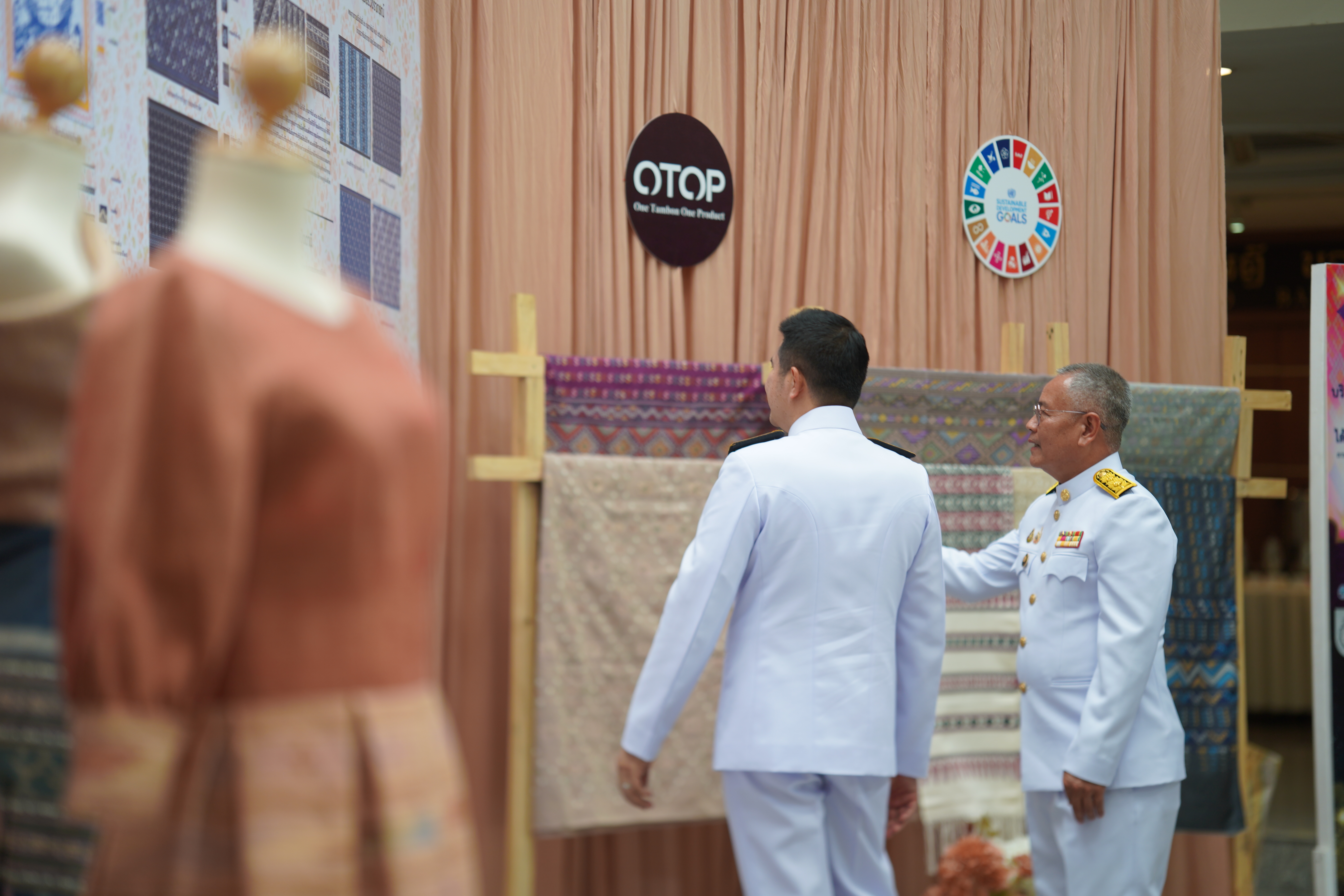 #น่านไม่เนิบ #NAN3FAST จังหวัดน่าน จัดพิธีมอบแบบลายผ้าพระราชทาน “ผ้าลายสิริราชพัสตราภรณ์” สืบสานและส่งเสริมภูมิปัญญาผ้าไทย ยกระดับหัตถศิลป์ไทยสู่มาตรฐานสากล ตามแนวพระดำริของสมเด็จพระเจ้าลูกเธอ เจ้าฟ้าสิริวัณณวรี นารีรัตนราชกัญญา