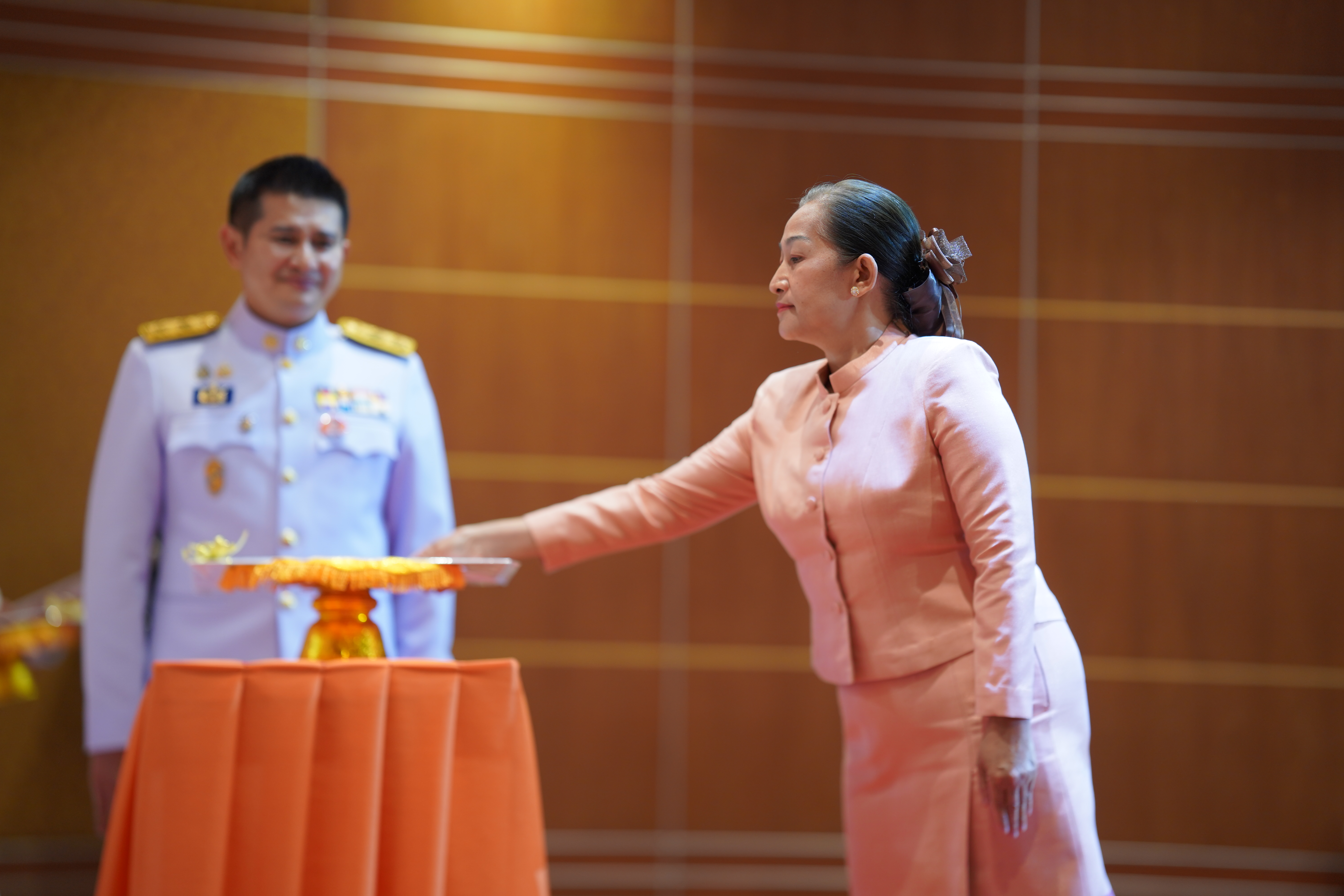 #น่านไม่เนิบ #NAN3FAST จังหวัดน่าน จัดพิธีมอบแบบลายผ้าพระราชทาน “ผ้าลายสิริราชพัสตราภรณ์” สืบสานและส่งเสริมภูมิปัญญาผ้าไทย ยกระดับหัตถศิลป์ไทยสู่มาตรฐานสากล ตามแนวพระดำริของสมเด็จพระเจ้าลูกเธอ เจ้าฟ้าสิริวัณณวรี นารีรัตนราชกัญญา