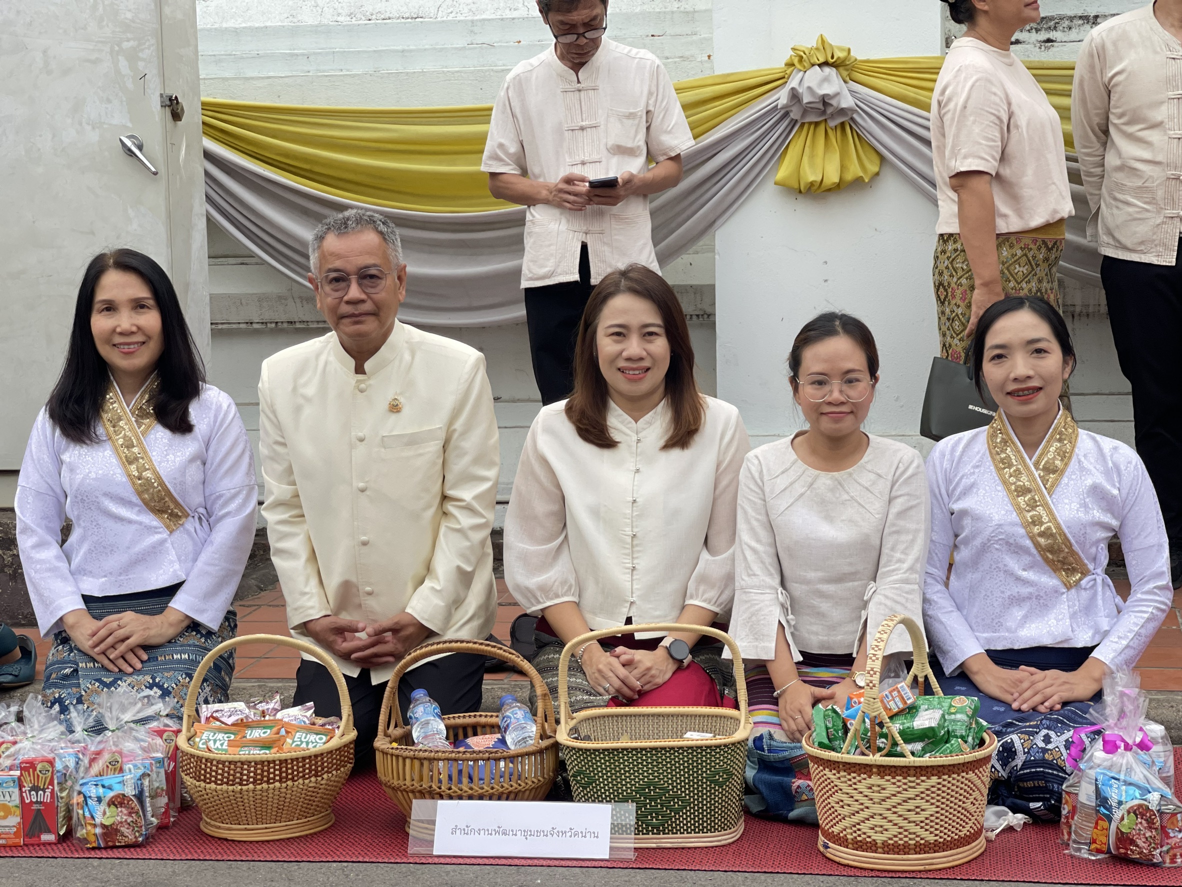 #น่านไม่เนิบ#NAN3FAST พัฒนาชุมชนน่าน ร่วมกิจกรรม “ตักบาตรเติมบุญ” หน้าคุ้มหลวงนครน่าน ขับเคลื่อนเมืองเก่าสู่มรดกโลก