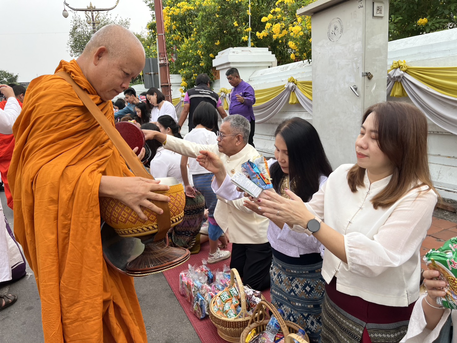 #น่านไม่เนิบ#NAN3FAST พัฒนาชุมชนน่าน ร่วมกิจกรรม “ตักบาตรเติมบุญ” หน้าคุ้มหลวงนครน่าน ขับเคลื่อนเมืองเก่าสู่มรดกโลก