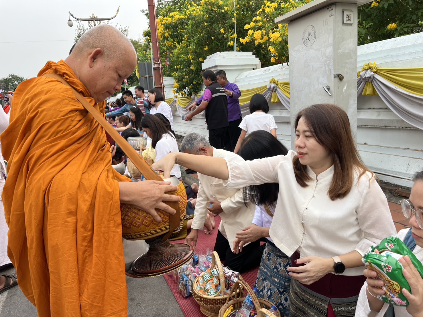 #น่านไม่เนิบ#NAN3FAST พัฒนาชุมชนน่าน ร่วมกิจกรรม “ตักบาตรเติมบุญ” หน้าคุ้มหลวงนครน่าน ขับเคลื่อนเมืองเก่าสู่มรดกโลก