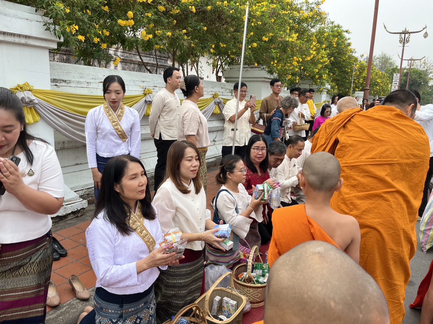 #น่านไม่เนิบ#NAN3FAST พัฒนาชุมชนน่าน ร่วมกิจกรรม “ตักบาตรเติมบุญ” หน้าคุ้มหลวงนครน่าน ขับเคลื่อนเมืองเก่าสู่มรดกโลก