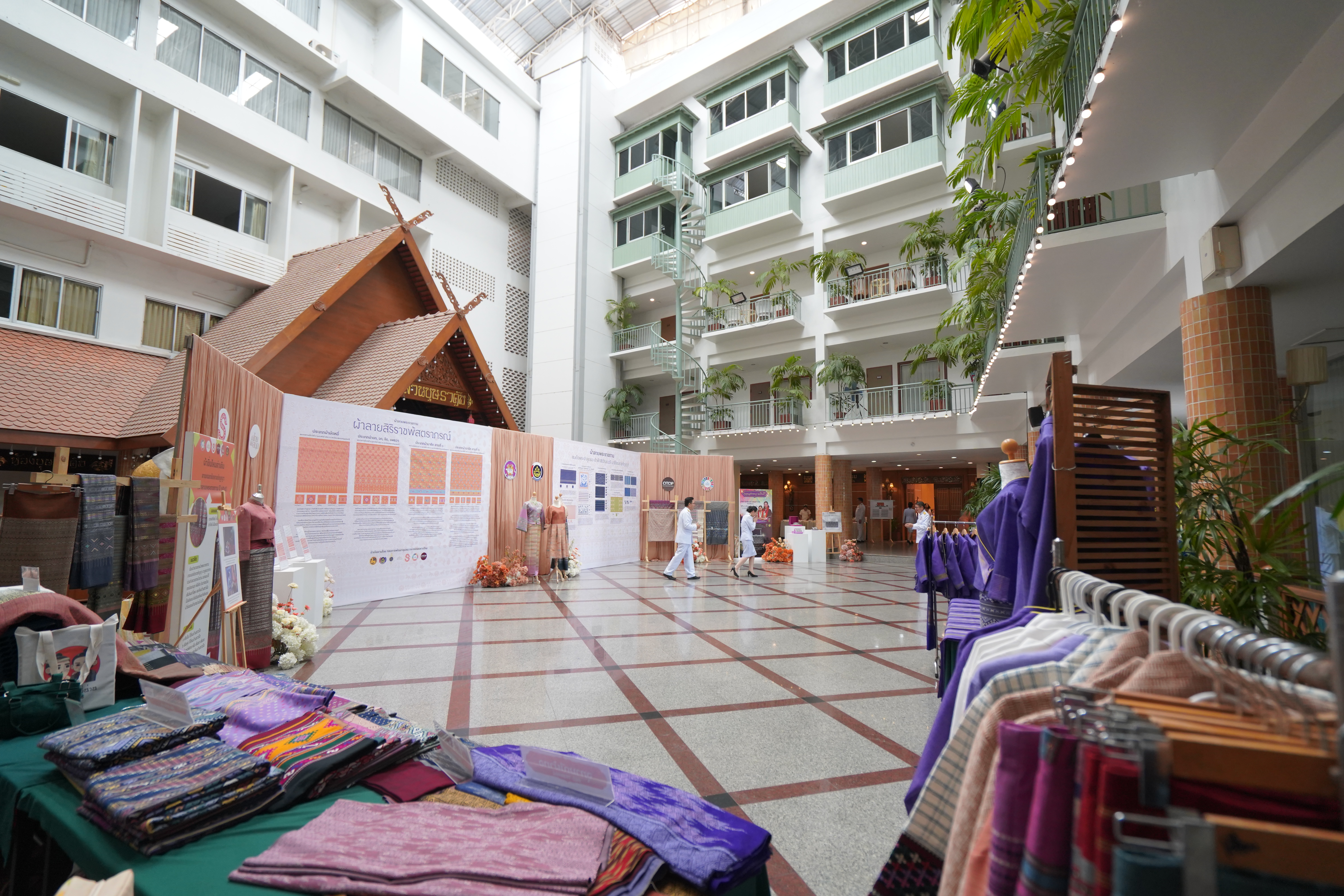 #น่านไม่เนิบ #NAN3FAST จังหวัดน่าน จัดพิธีมอบแบบลายผ้าพระราชทาน “ผ้าลายสิริราชพัสตราภรณ์” สืบสานและส่งเสริมภูมิปัญญาผ้าไทย ยกระดับหัตถศิลป์ไทยสู่มาตรฐานสากล ตามแนวพระดำริของสมเด็จพระเจ้าลูกเธอ เจ้าฟ้าสิริวัณณวรี นารีรัตนราชกัญญา