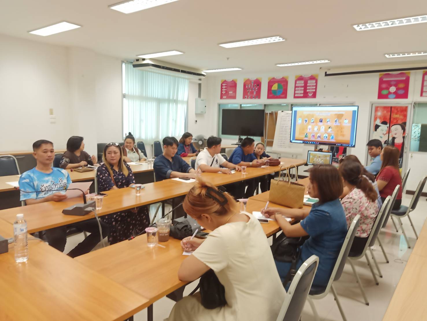 จังหวัดน่านประชุมเตรียมความพร้อมผู้ผลิต ผู้ประกอบการ OTOP ร่วมแสดงสินค้าในงาน OTOP Midyear 2025