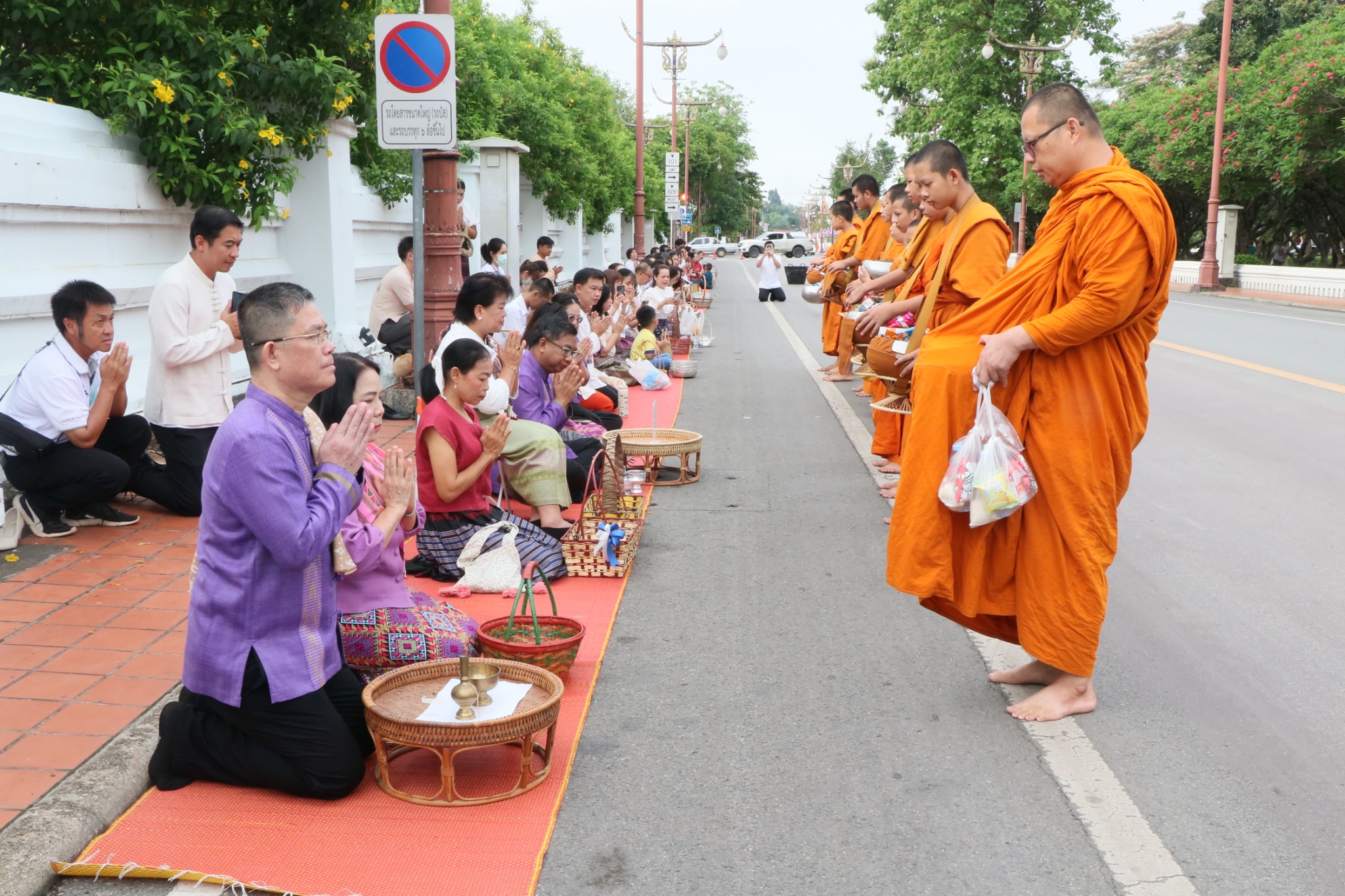 พช.น่าน ร่วมกิจกรรมตักบาตรเติมบุญ หน้าคุ้มหลวงนครน่าน ตามโครงการส่งเสริมการท่องเที่ยวของจังหวัดขับเคลื่อนเมืองเก่าน่าน สู่เมืองมรดกโลก
