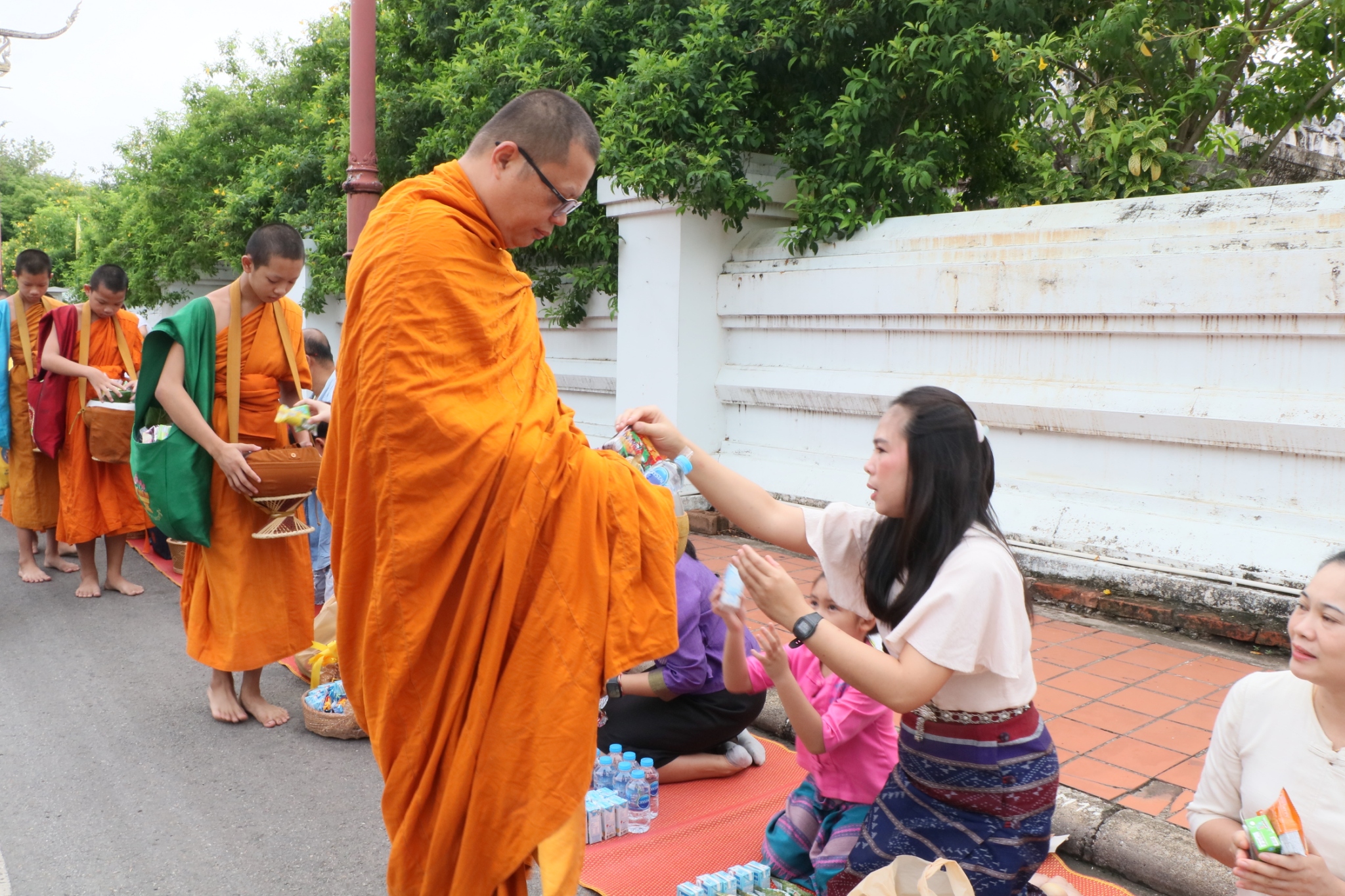 พช.น่าน ร่วมกิจกรรมตักบาตรเติมบุญ หน้าคุ้มหลวงนครน่าน ตามโครงการส่งเสริมการท่องเที่ยวของจังหวัดขับเคลื่อนเมืองเก่าน่าน สู่เมืองมรดกโลก
