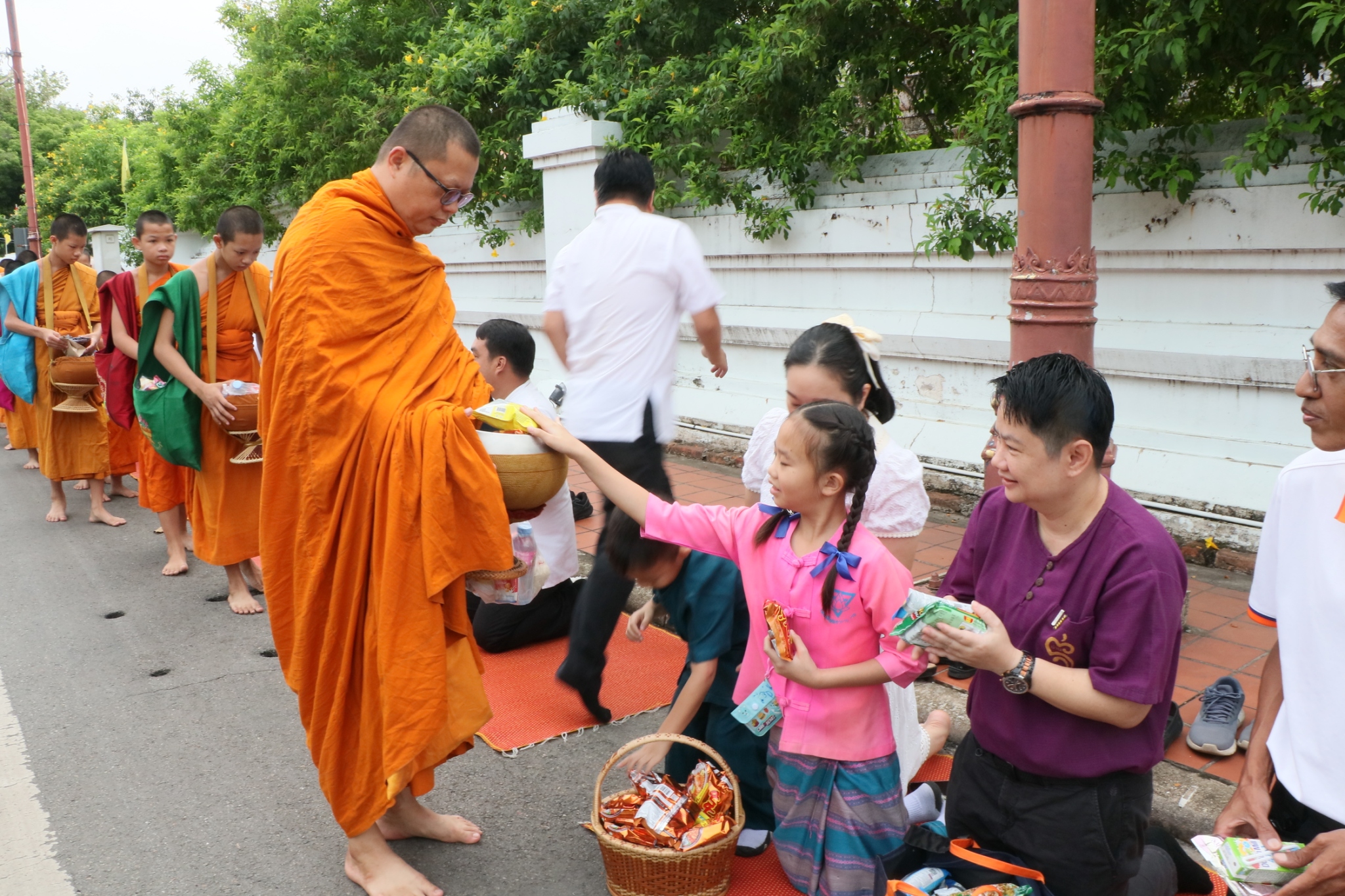 พช.น่าน ร่วมกิจกรรมตักบาตรเติมบุญ หน้าคุ้มหลวงนครน่าน ตามโครงการส่งเสริมการท่องเที่ยวของจังหวัดขับเคลื่อนเมืองเก่าน่าน สู่เมืองมรดกโลก