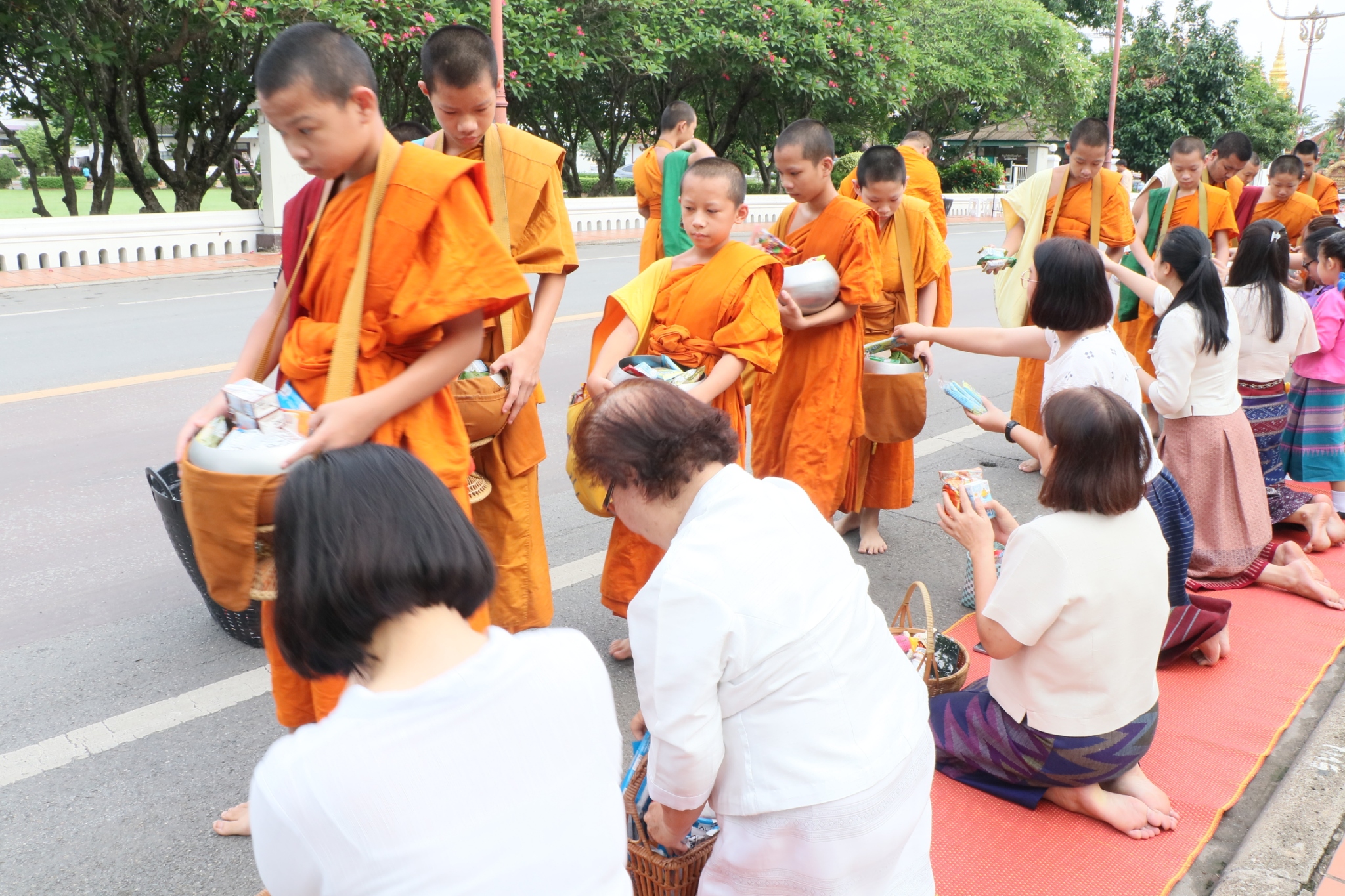 พช.น่าน ร่วมกิจกรรมตักบาตรเติมบุญ หน้าคุ้มหลวงนครน่าน ตามโครงการส่งเสริมการท่องเที่ยวของจังหวัดขับเคลื่อนเมืองเก่าน่าน สู่เมืองมรดกโลก