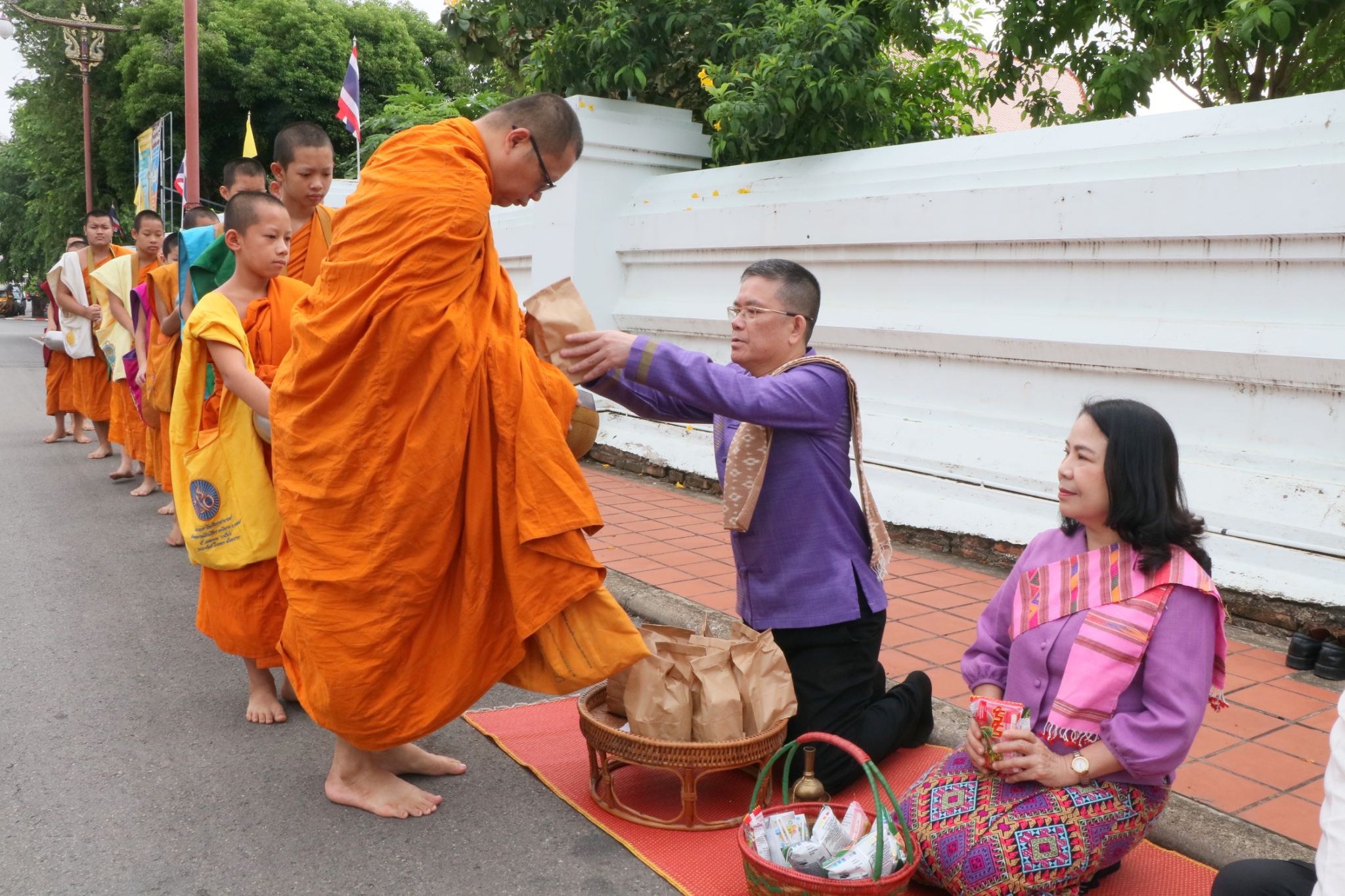 พช.น่าน ร่วมกิจกรรมตักบาตรเติมบุญ หน้าคุ้มหลวงนครน่าน ตามโครงการส่งเสริมการท่องเที่ยวของจังหวัดขับเคลื่อนเมืองเก่าน่าน สู่เมืองมรดกโลก