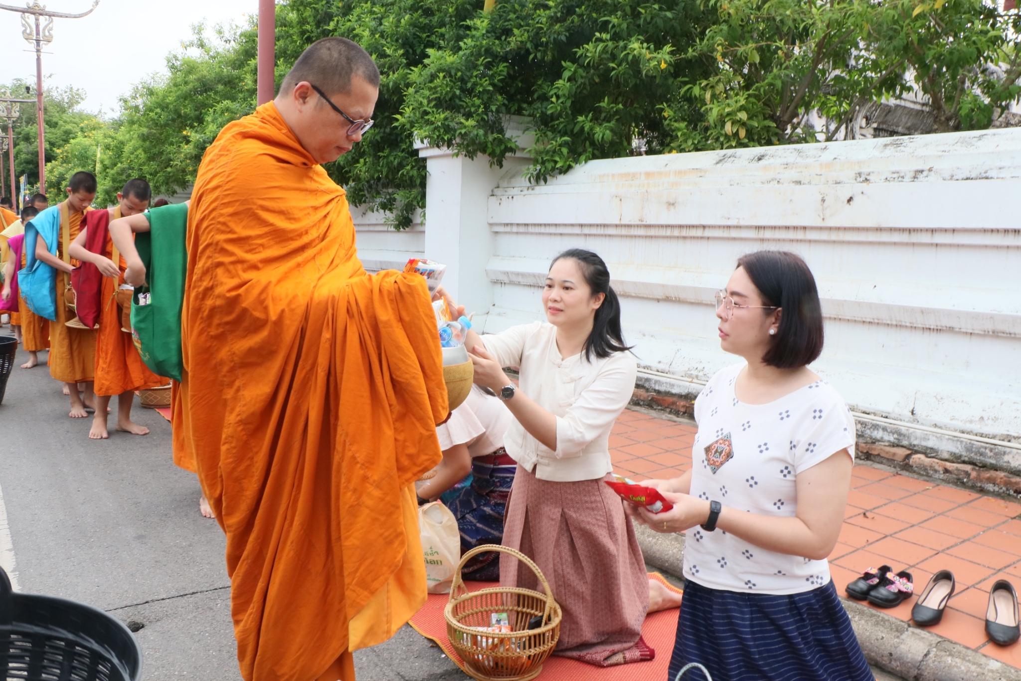 พช.น่าน ร่วมกิจกรรมตักบาตรเติมบุญ หน้าคุ้มหลวงนครน่าน ตามโครงการส่งเสริมการท่องเที่ยวของจังหวัดขับเคลื่อนเมืองเก่าน่าน สู่เมืองมรดกโลก
