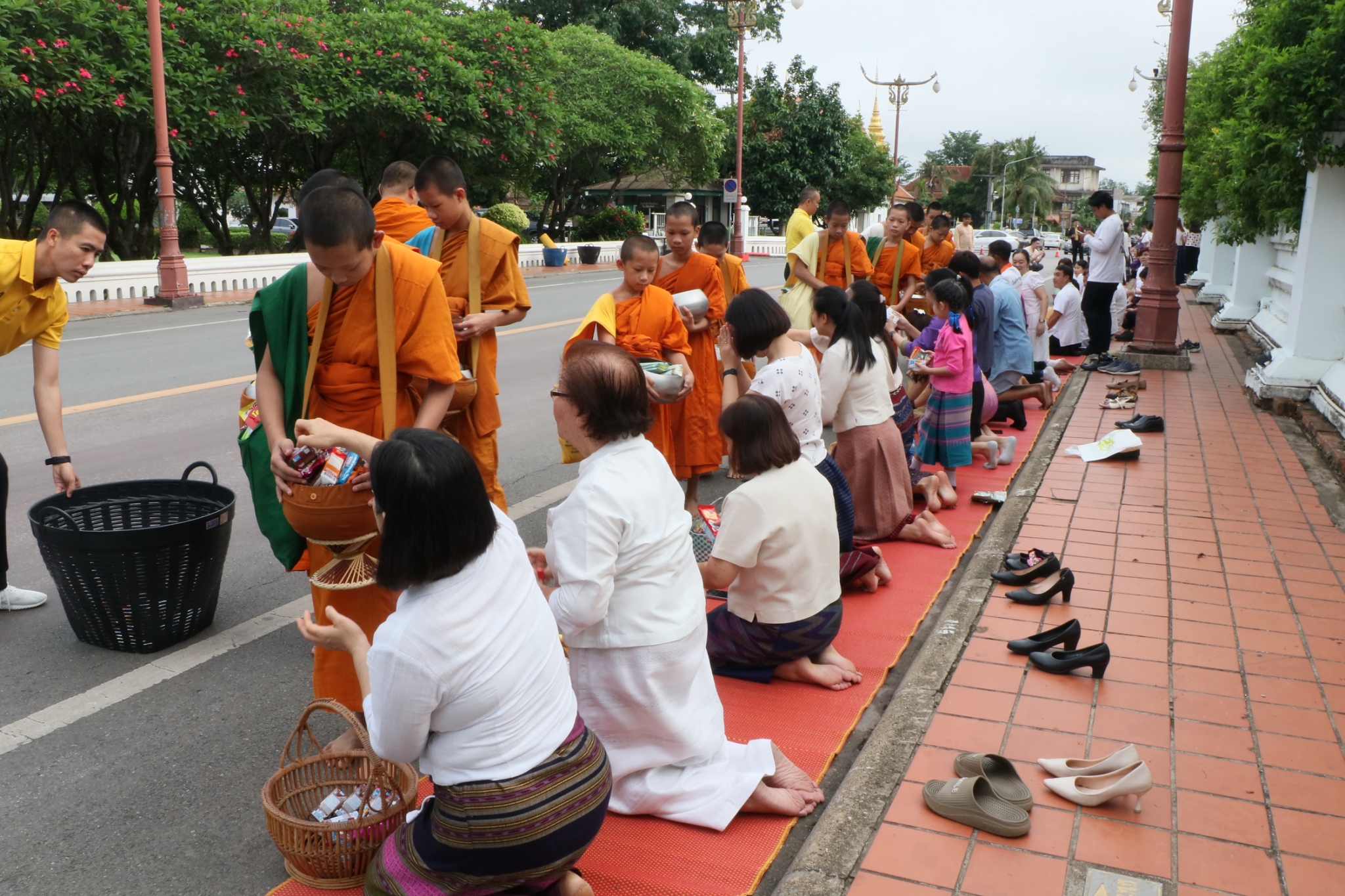พช.น่าน ร่วมกิจกรรมตักบาตรเติมบุญ หน้าคุ้มหลวงนครน่าน ตามโครงการส่งเสริมการท่องเที่ยวของจังหวัดขับเคลื่อนเมืองเก่าน่าน สู่เมืองมรดกโลก