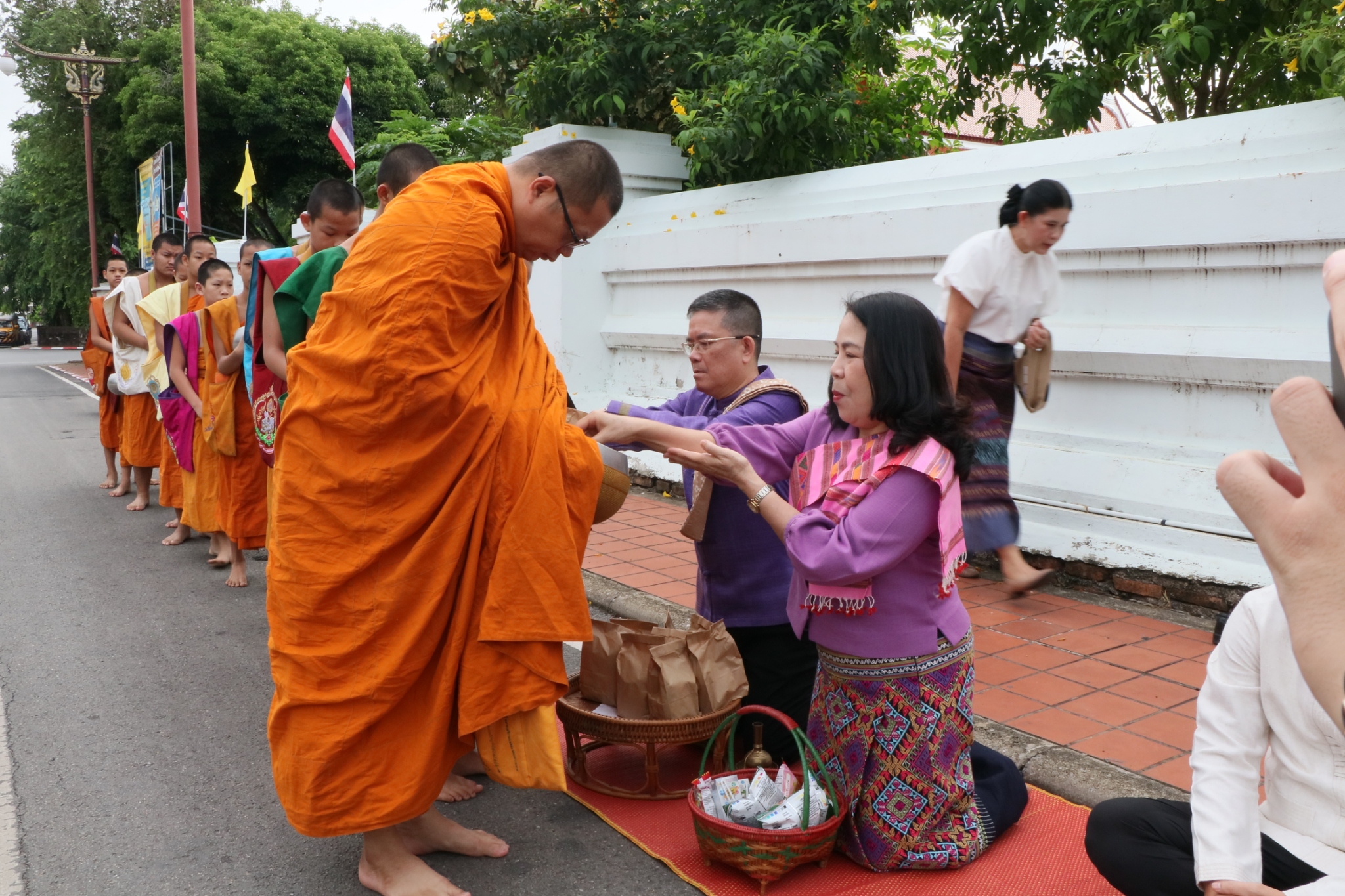 พช.น่าน ร่วมกิจกรรมตักบาตรเติมบุญ หน้าคุ้มหลวงนครน่าน ตามโครงการส่งเสริมการท่องเที่ยวของจังหวัดขับเคลื่อนเมืองเก่าน่าน สู่เมืองมรดกโลก