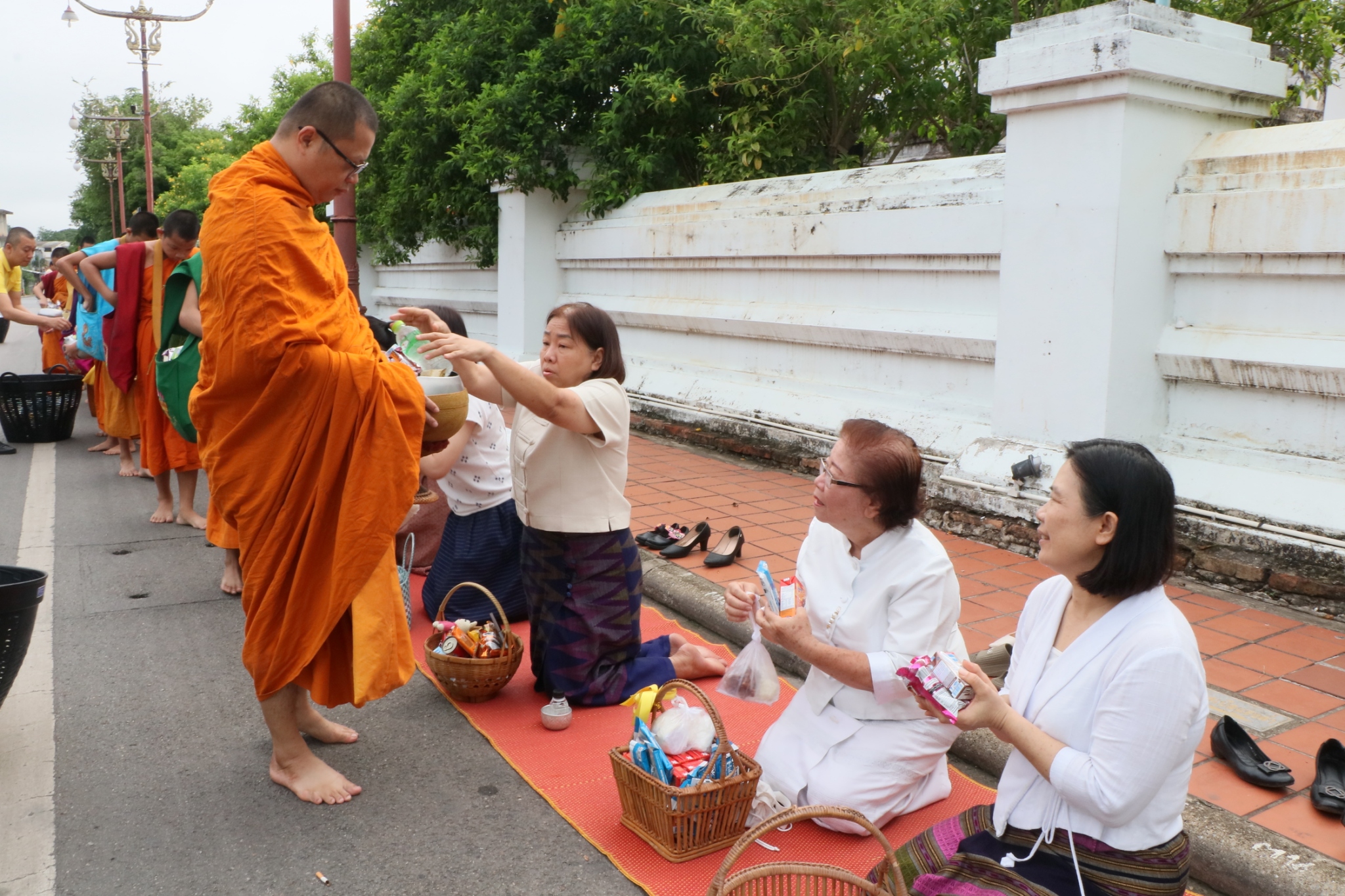 พช.น่าน ร่วมกิจกรรมตักบาตรเติมบุญ หน้าคุ้มหลวงนครน่าน ตามโครงการส่งเสริมการท่องเที่ยวของจังหวัดขับเคลื่อนเมืองเก่าน่าน สู่เมืองมรดกโลก