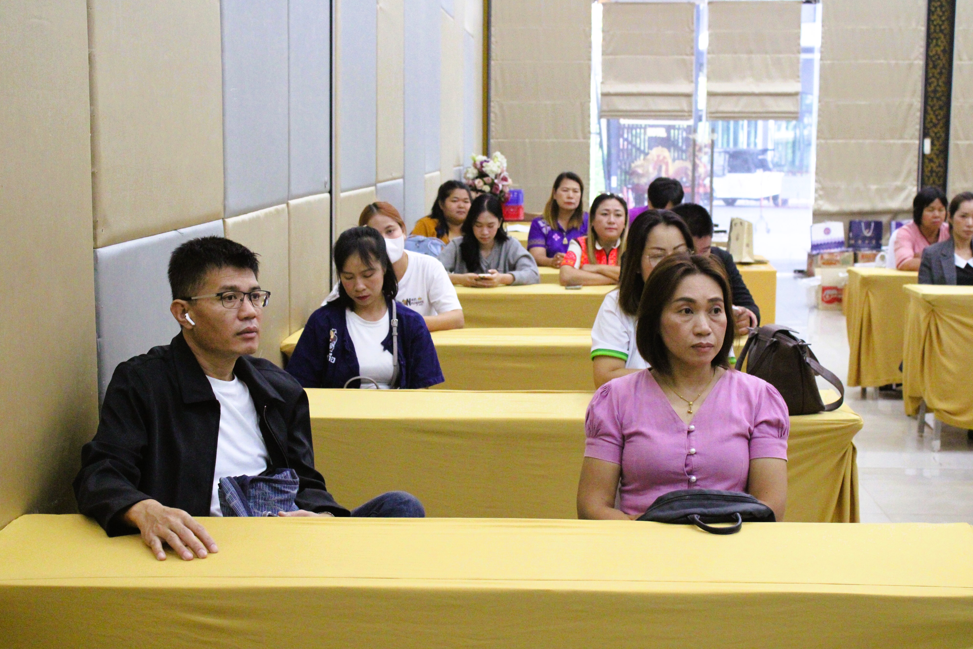 พช.น่าน ส่งมอบบรรจุภัณฑ์ โครงการพัฒนาผลิตภัณฑ์ OTOP น่าน สู่สากล หนุนชุมชนพัฒนาสินค้าพื้นถิ่นให้ก้าวไกล