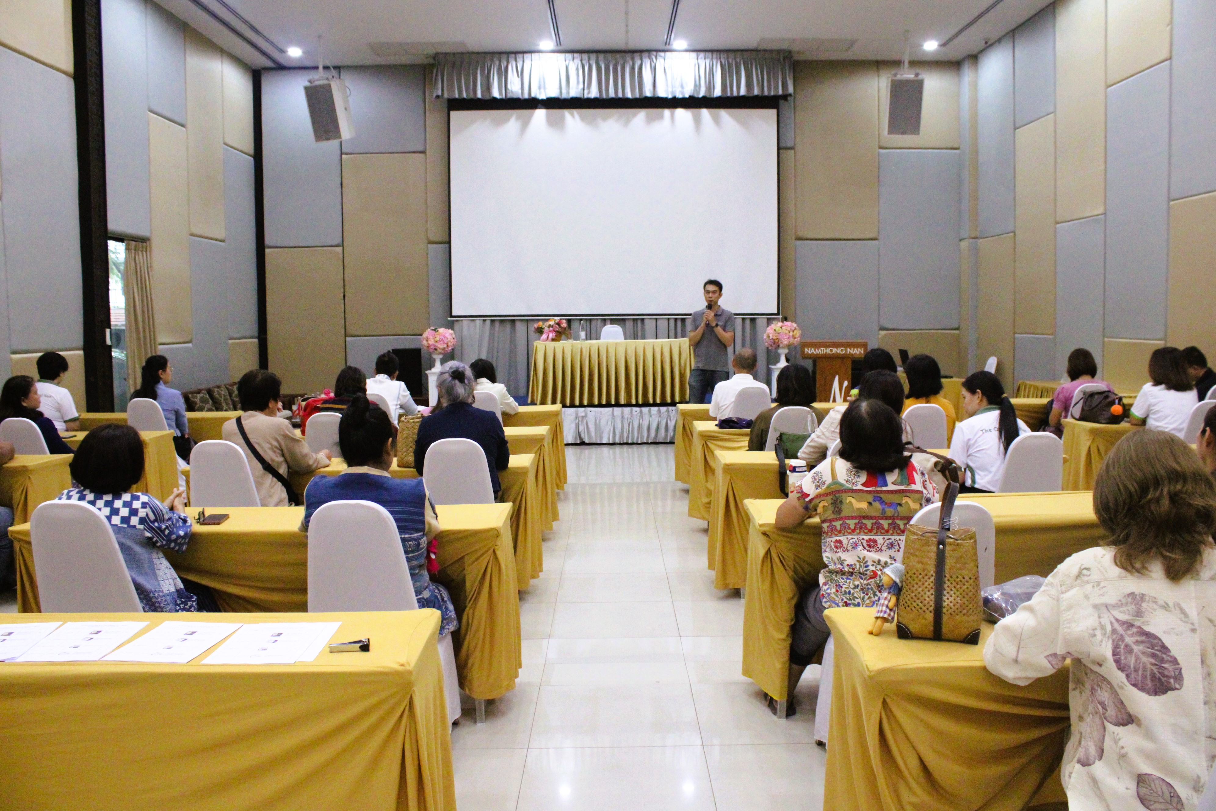 พช.น่าน ส่งมอบบรรจุภัณฑ์ โครงการพัฒนาผลิตภัณฑ์ OTOP น่าน สู่สากล หนุนชุมชนพัฒนาสินค้าพื้นถิ่นให้ก้าวไกล