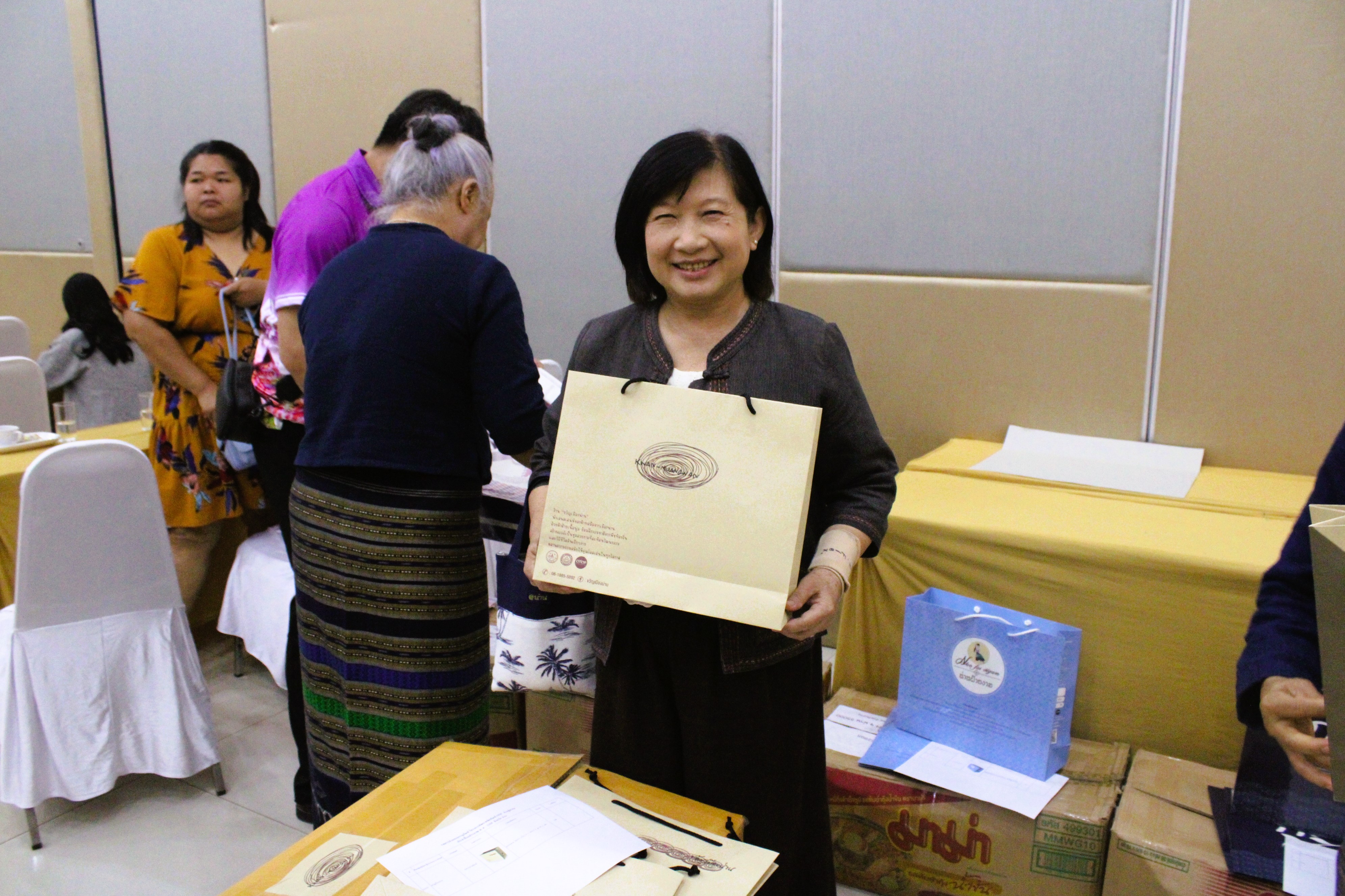 พช.น่าน ส่งมอบบรรจุภัณฑ์ โครงการพัฒนาผลิตภัณฑ์ OTOP น่าน สู่สากล หนุนชุมชนพัฒนาสินค้าพื้นถิ่นให้ก้าวไกล