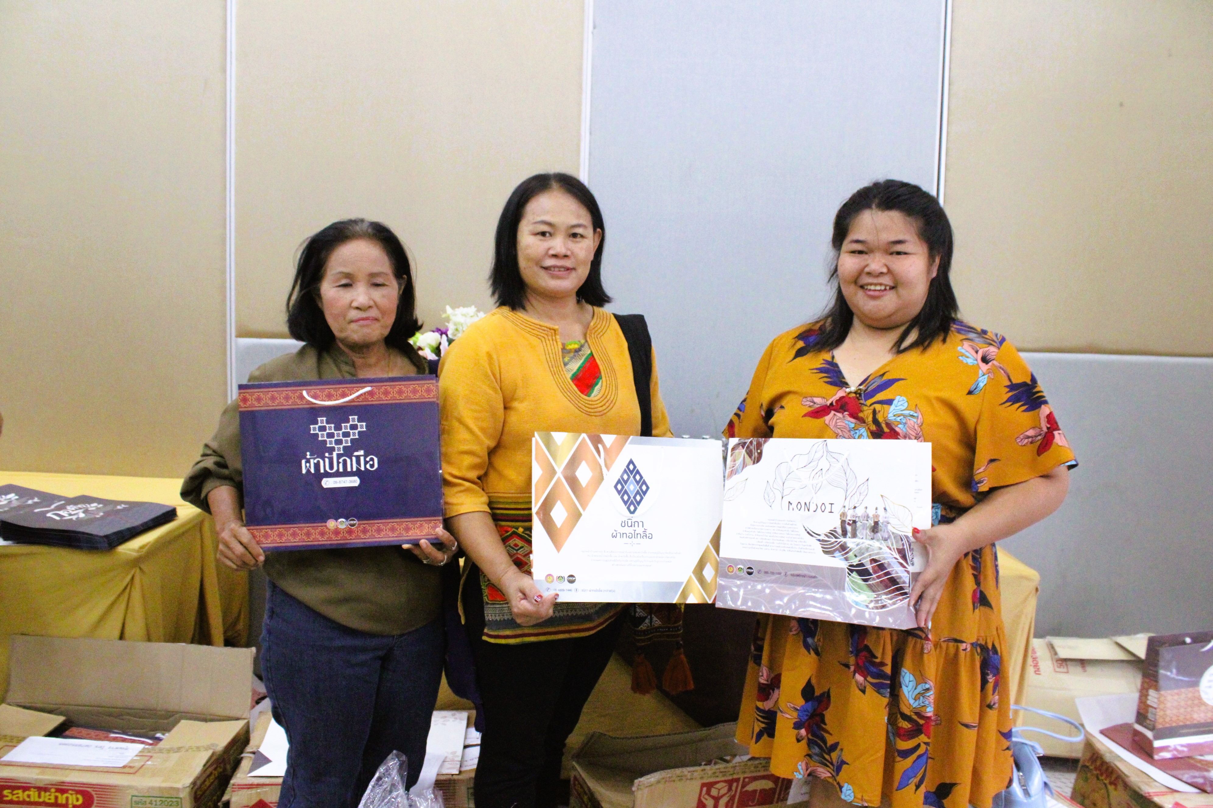 พช.น่าน ส่งมอบบรรจุภัณฑ์ โครงการพัฒนาผลิตภัณฑ์ OTOP น่าน สู่สากล หนุนชุมชนพัฒนาสินค้าพื้นถิ่นให้ก้าวไกล
