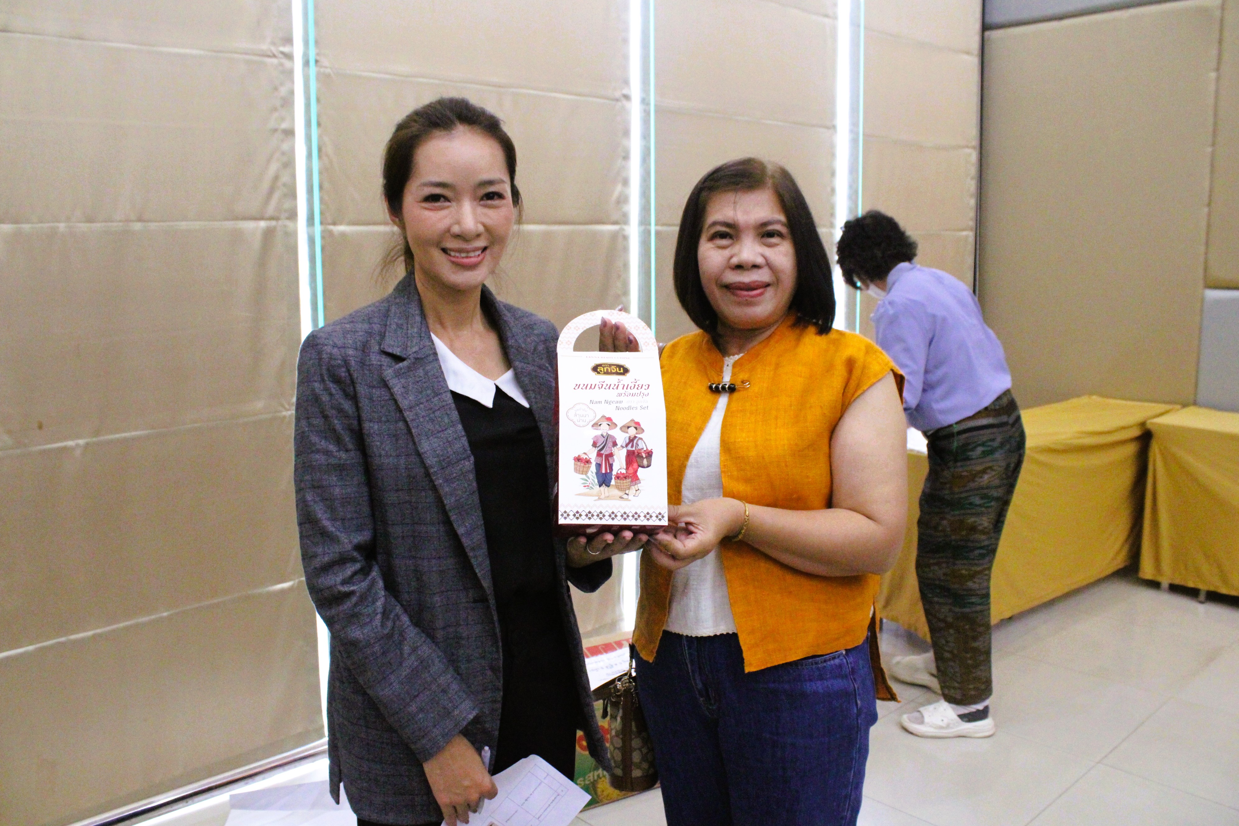 พช.น่าน ส่งมอบบรรจุภัณฑ์ โครงการพัฒนาผลิตภัณฑ์ OTOP น่าน สู่สากล หนุนชุมชนพัฒนาสินค้าพื้นถิ่นให้ก้าวไกล